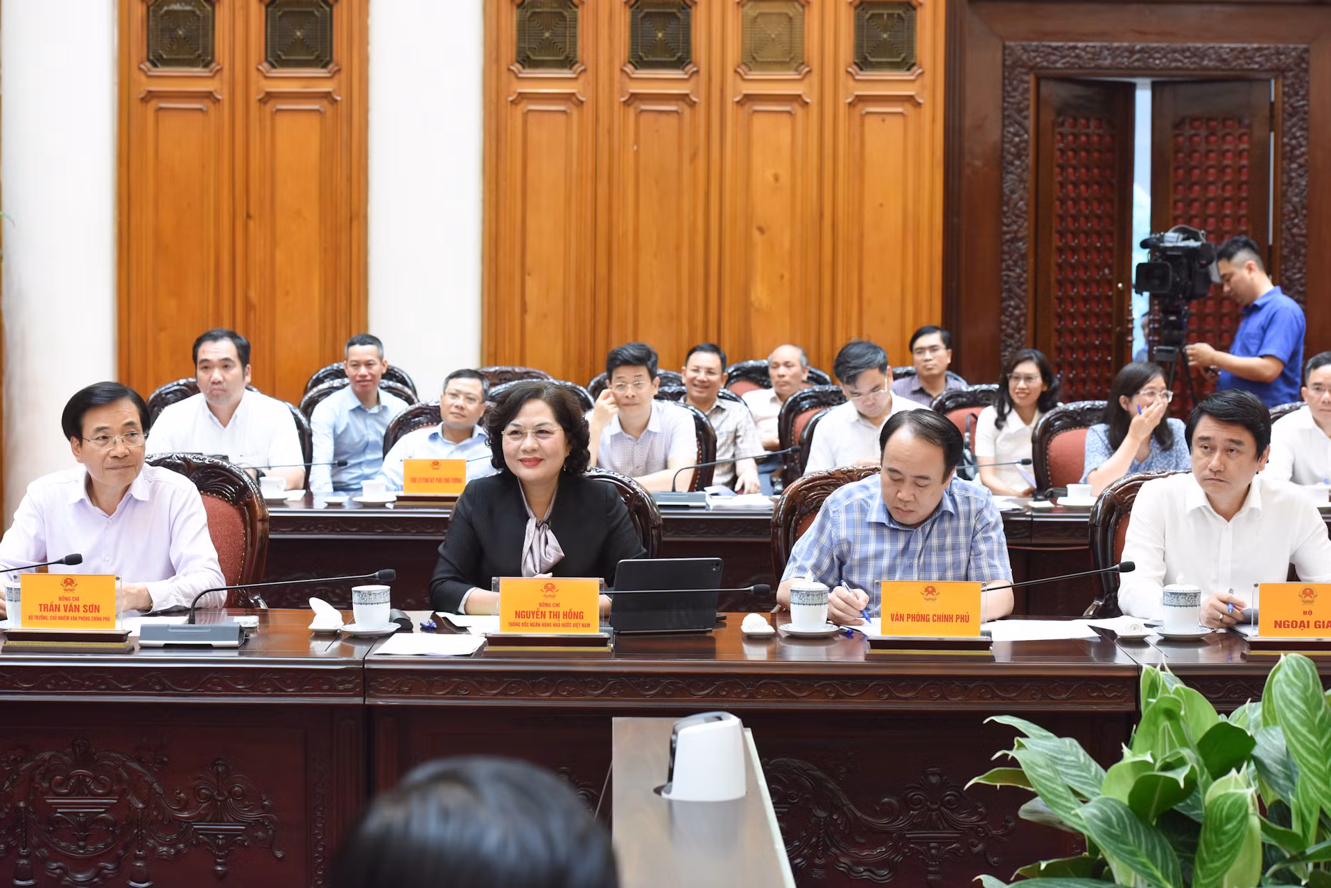 Đại diện lãnh đạo các ban, bộ, ngành tham dự cuộc họp.