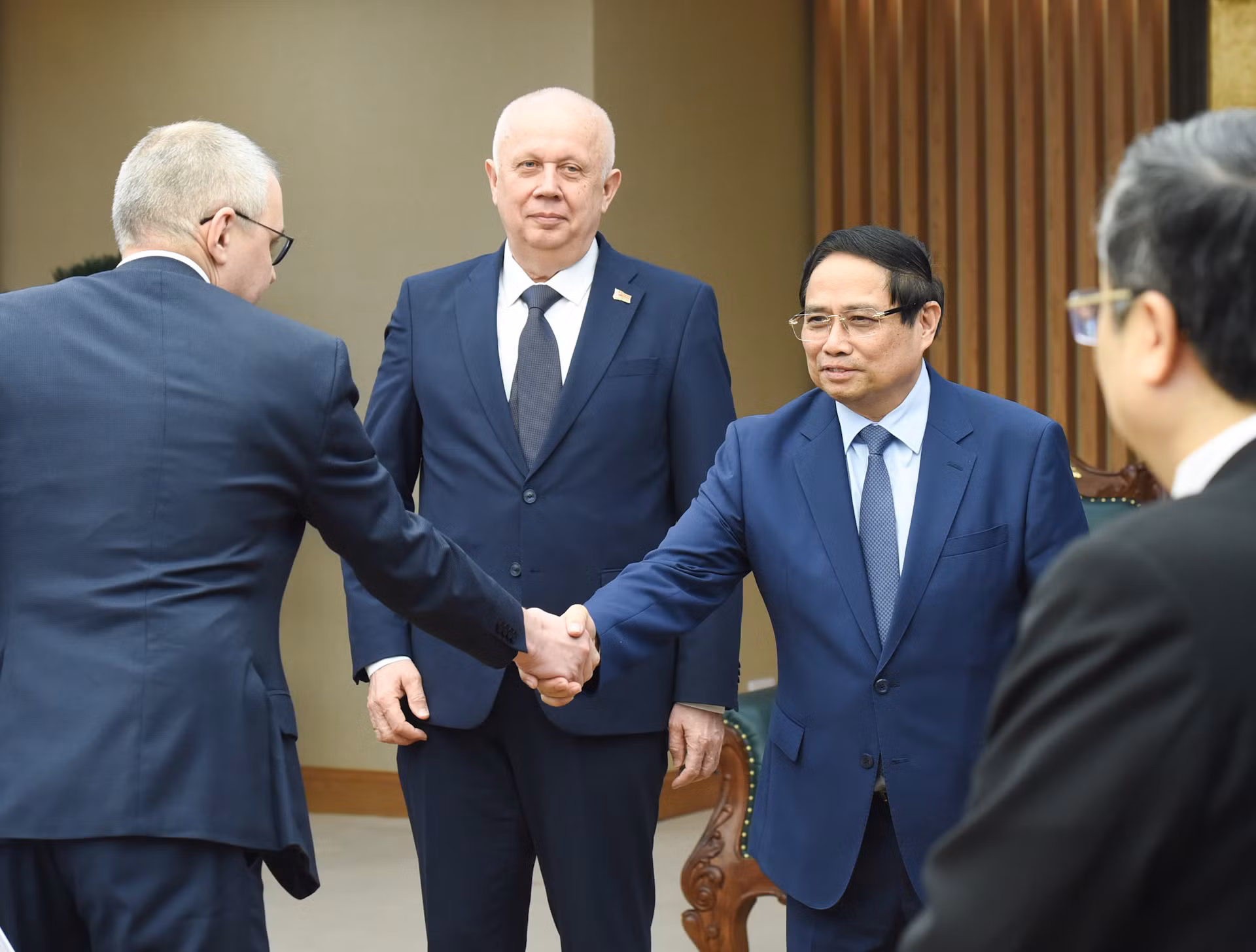 Thủ tướng Phạm Minh Chính với các thành viên đi cùng Phó Thủ tướng Chính phủ Cộng hòa Belarus Anatoly Sivak.