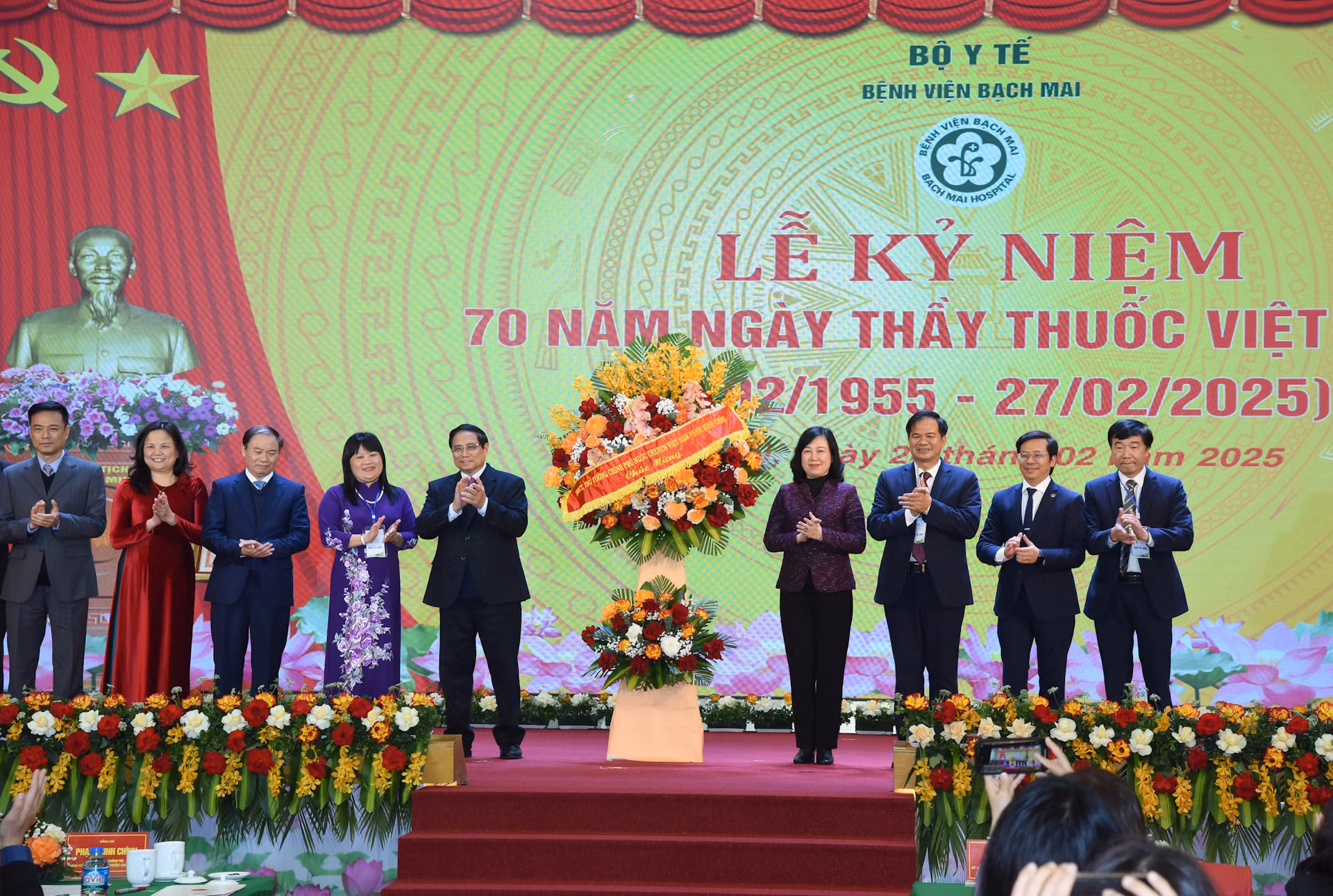 Thủ tướng Phạm Minh Chính tặng hoa chúc mừng Y bác sĩ Bệnh viện Bạch Mai. Thủ tướng Phạm Minh Chính tặng hoa chúc mừng Y bác sĩ Bệnh viện Bạch Mai.