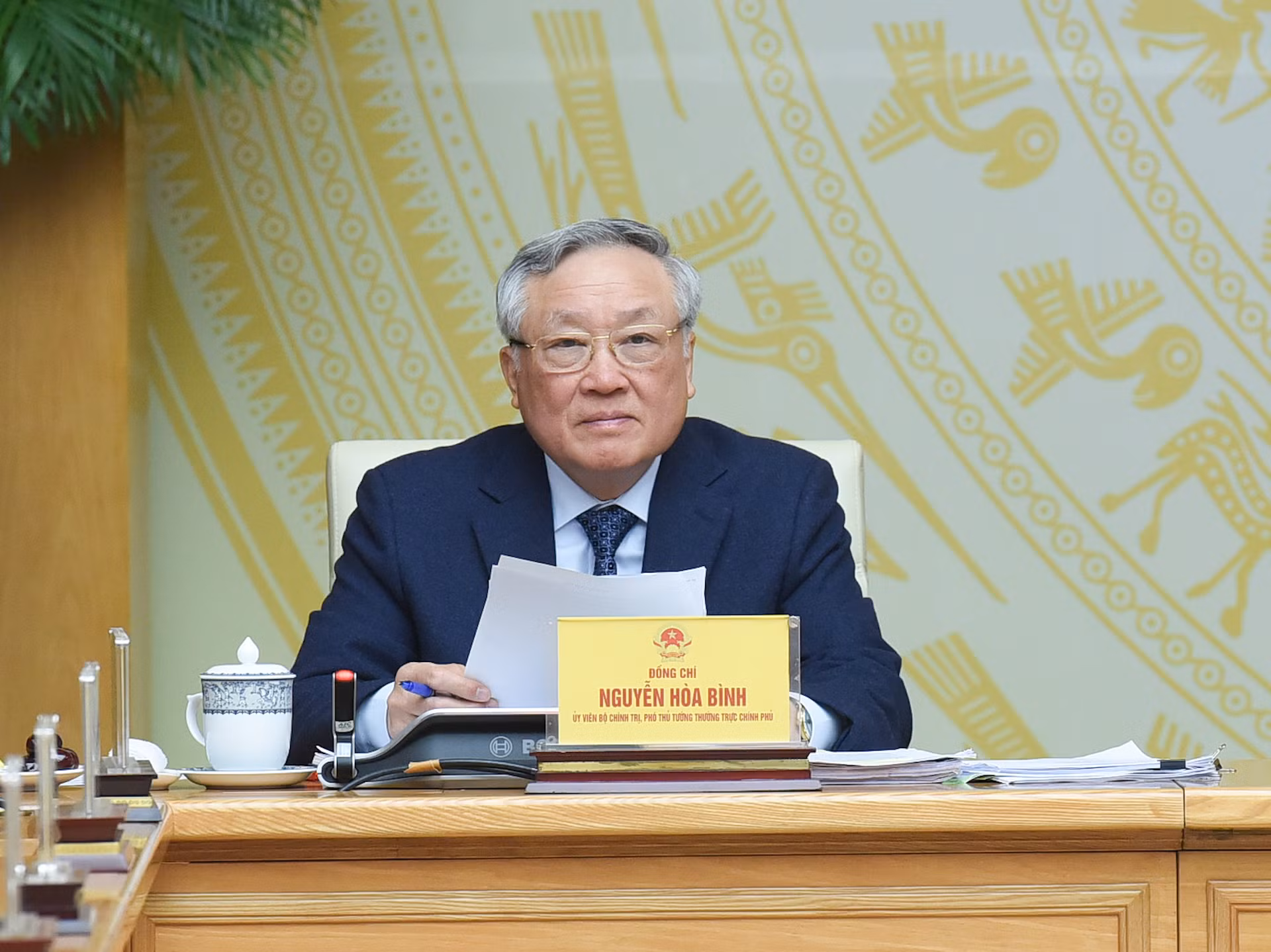 Phó Thủ tướng Thường trực Chính phủ Nguyễn Hòa Bình điều hành phần thảo luận.