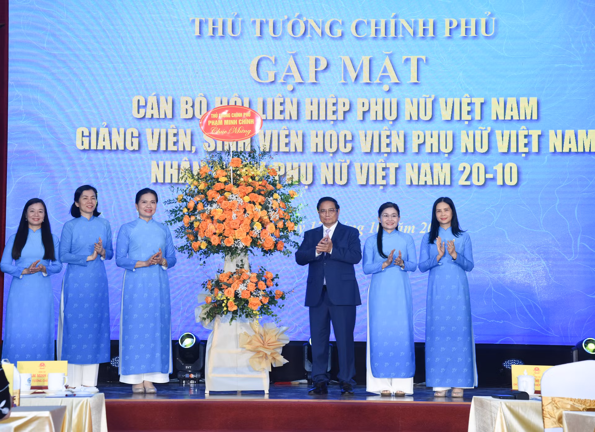 Thủ tướng Phạm Minh Chính tặng hoa chúc mừng Hội Liên hiệp Phụ nữ Việt Nam.