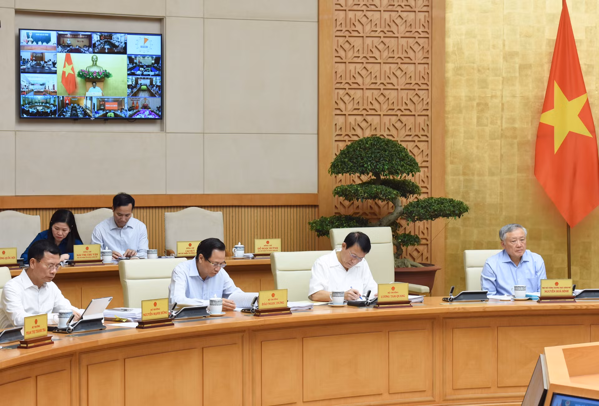 Các đồng chí Phó Thủ tướng Chính phủ, lãnh đạo các bộ tham dự phiên họp.