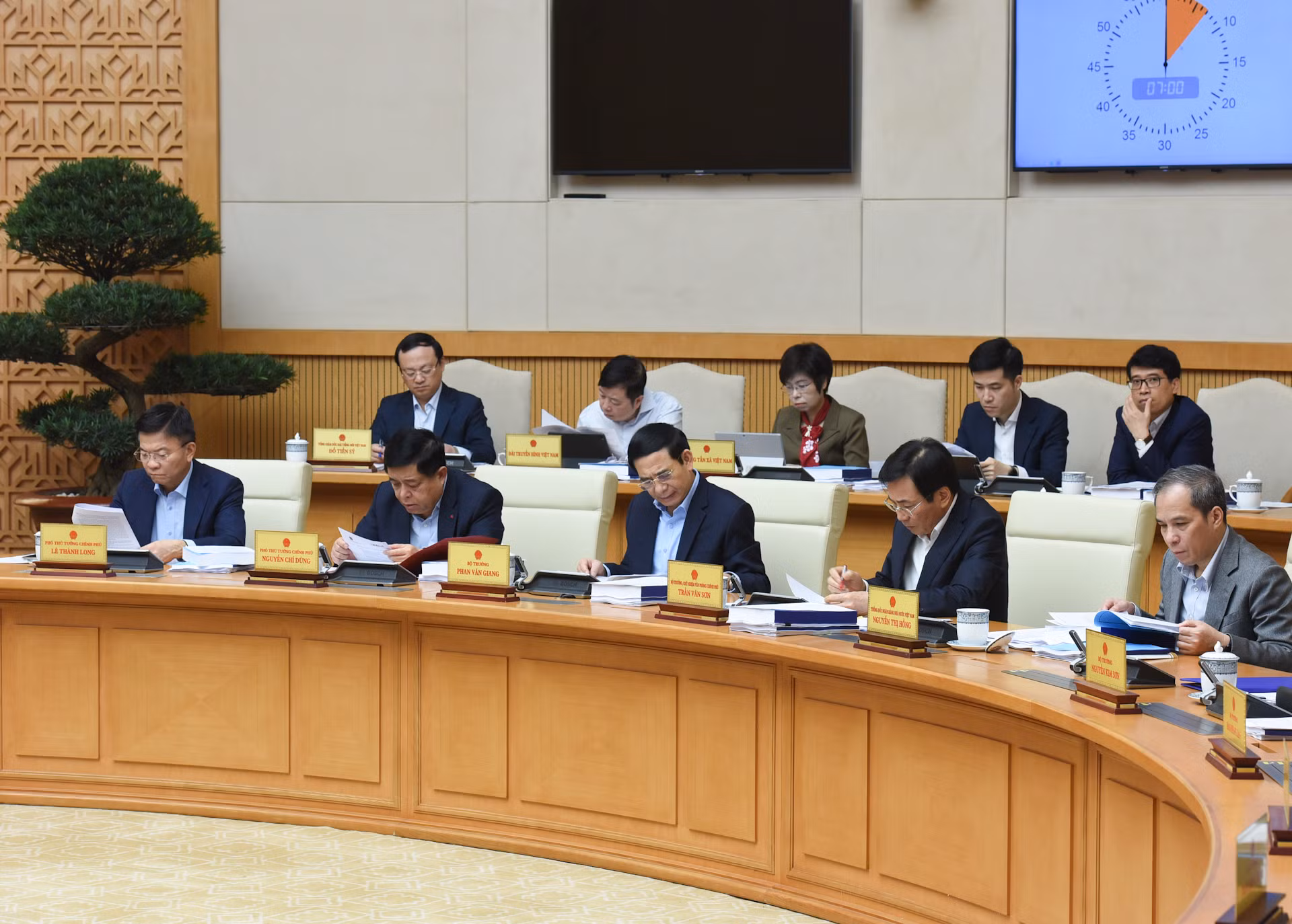 Các Phó Thủ tướng Chính phủ, lãnh đạo một số bộ, ngành và đại biểu tham dự phiên họp.