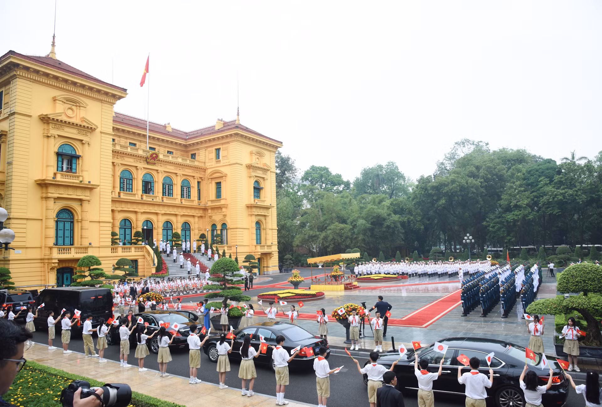 Phủ Chủ tịch, nơi Thủ tướng Phạm Minh Chính cùng Phu nhân chủ trì lễ đón Thủ tướng Nhật Bản Ishiba Shigeru và Phu nhân thăm chính thức Việt Nam từ ngày 27 đến ngày 29/4.