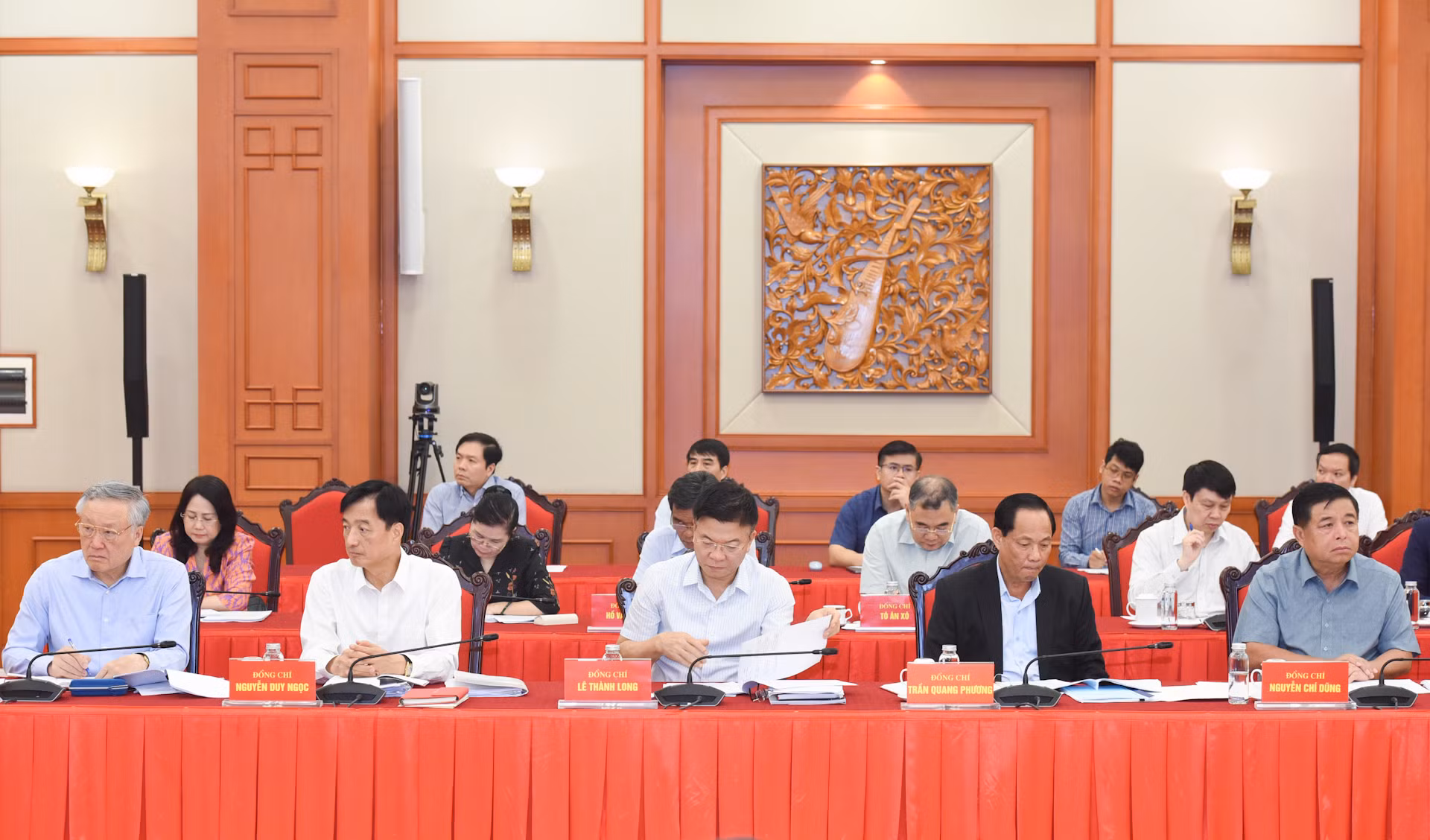 Thành viên Tiểu ban Kinh tế - Xã hội Đại hội XIV của Đảng tham dự buổi làm việc.