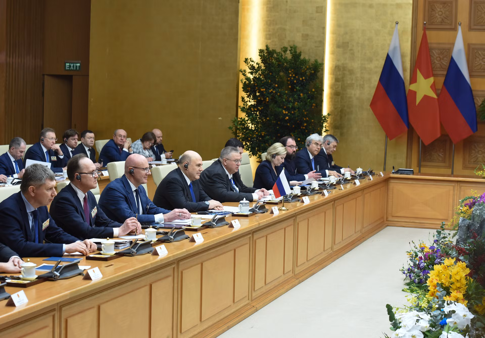 Thủ tướng Chính phủ Liên bang Nga Mikhail Vladimirovich Mishustin và các thành viên tham dự hội đàm với Thủ tướng Phạm Minh Chính.