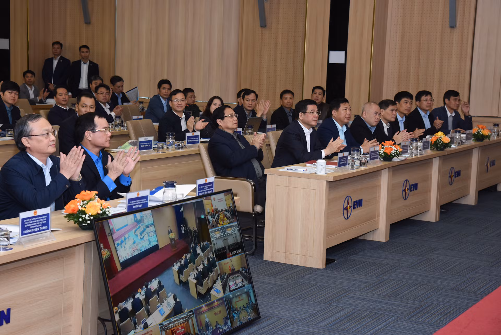 Thủ tướng và các đại biểu tham dự Hội nghị. Thủ tướng và các đại biểu tham dự Hội nghị.