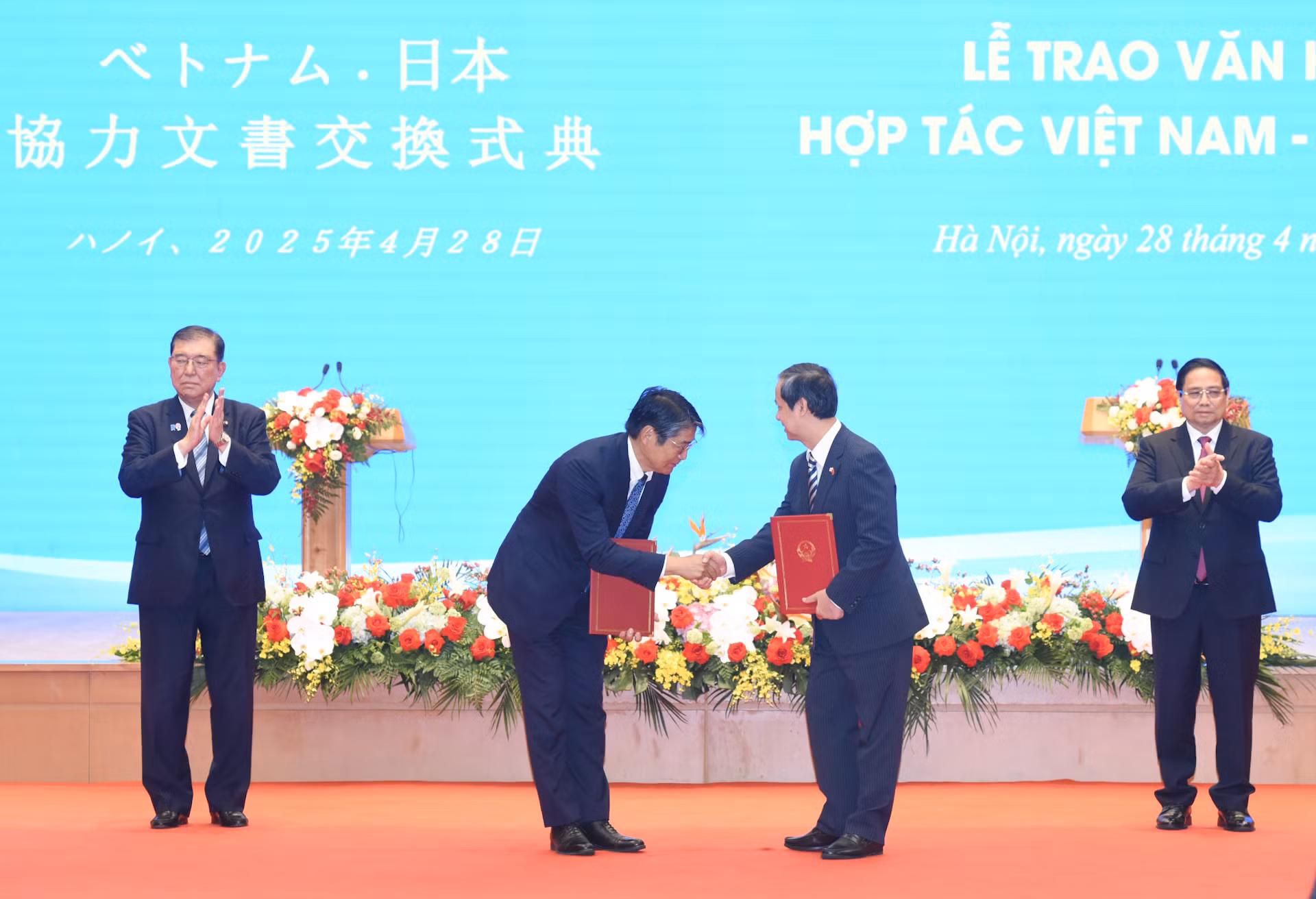 Bản ghi nhớ hợp tác giữa Bộ Giáo dục và Đào tạo nước Cộng hòa xã hội chủ nghĩa Việt Nam và Bộ Giáo dục, Văn hóa, Thể thao, Khoa học và Công nghệ Nhật Bản về hợp tác phát triển nguồn nhân lực trong lĩnh vực bán dẫn, do Bộ trưởng Giáo dục và Đào tạo Nguyễn Kim Sơn trao Đại sứ Nhật Bản tại Việt Nam Ito Naoki. Bản ghi nhớ hợp tác giữa Bộ Giáo dục và Đào tạo nước Cộng hòa xã hội chủ nghĩa Việt Nam và Bộ Giáo dục, Văn hóa, Thể thao, Khoa học và Công nghệ Nhật Bản về hợp tác phát triển nguồn nhân lực trong lĩnh vực bán dẫn, do Bộ trưởng Giáo dục và Đào tạo Nguyễn Kim Sơn trao Đại sứ Nhật Bản tại Việt Nam Ito Naoki.