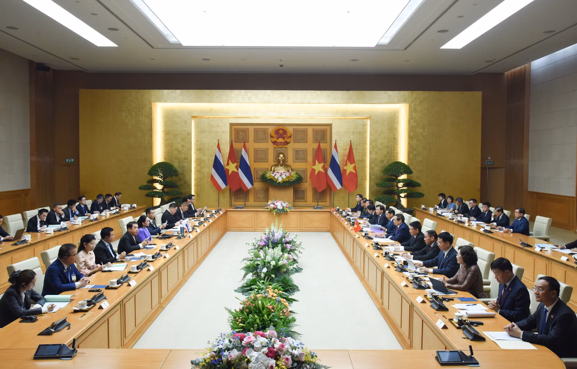 Quang cảnh hội đàm. Quang cảnh hội đàm.