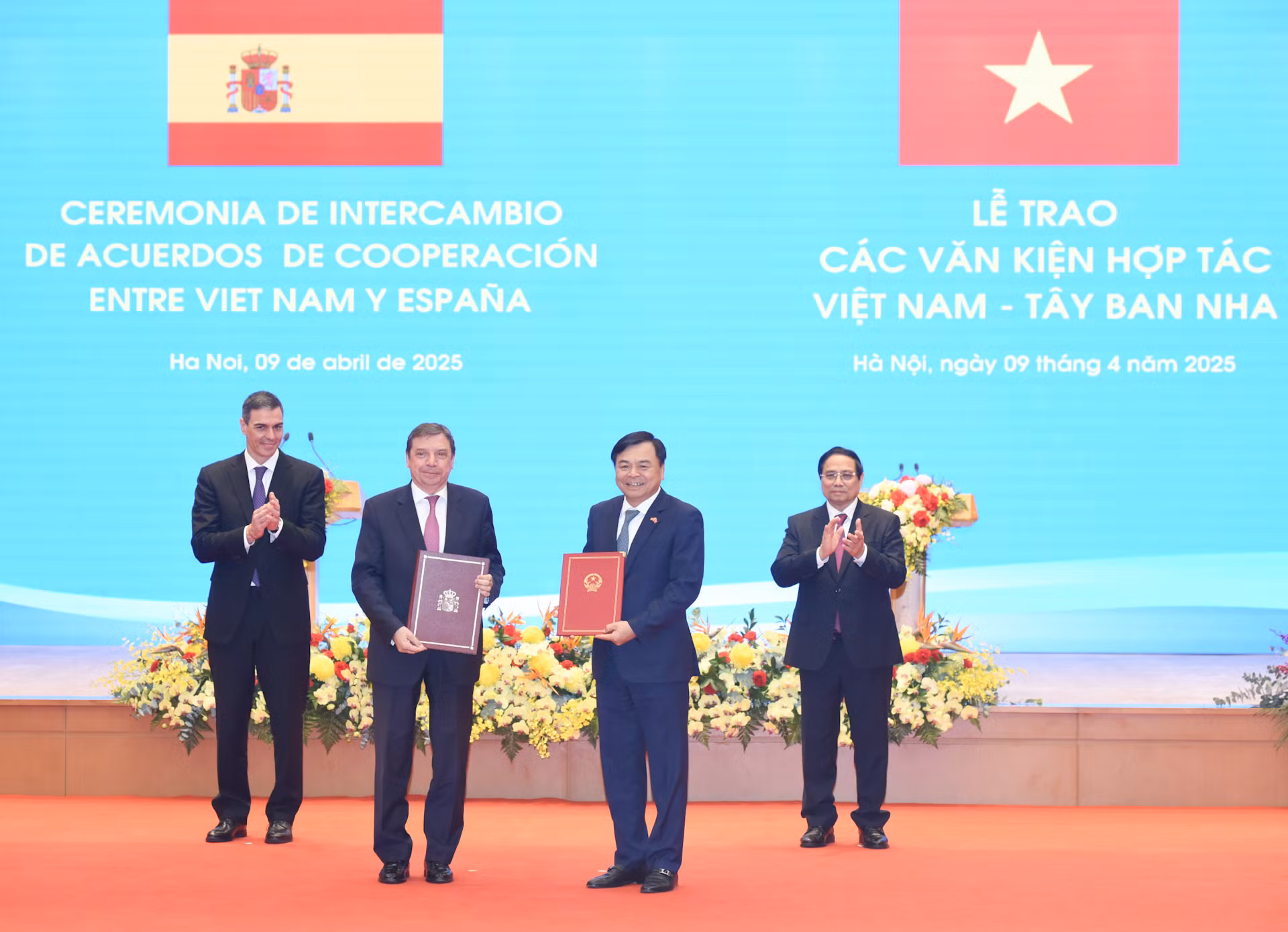 Thủ tướng Phạm Minh Chính và Thủ tướng Tây Ban Nha Pedro Sanchez chứng kiến Lễ trao Bản ghi nhớ hợp tác về an toàn và chất lượng thực phẩm, thú y, bảo vệ thực vật và thủy sản giữa Bộ Nông nghiệp và Môi trường Việt Nam và Bộ Nông nghiệp, Thủy sản và Lương thực Tây Ban Nha.