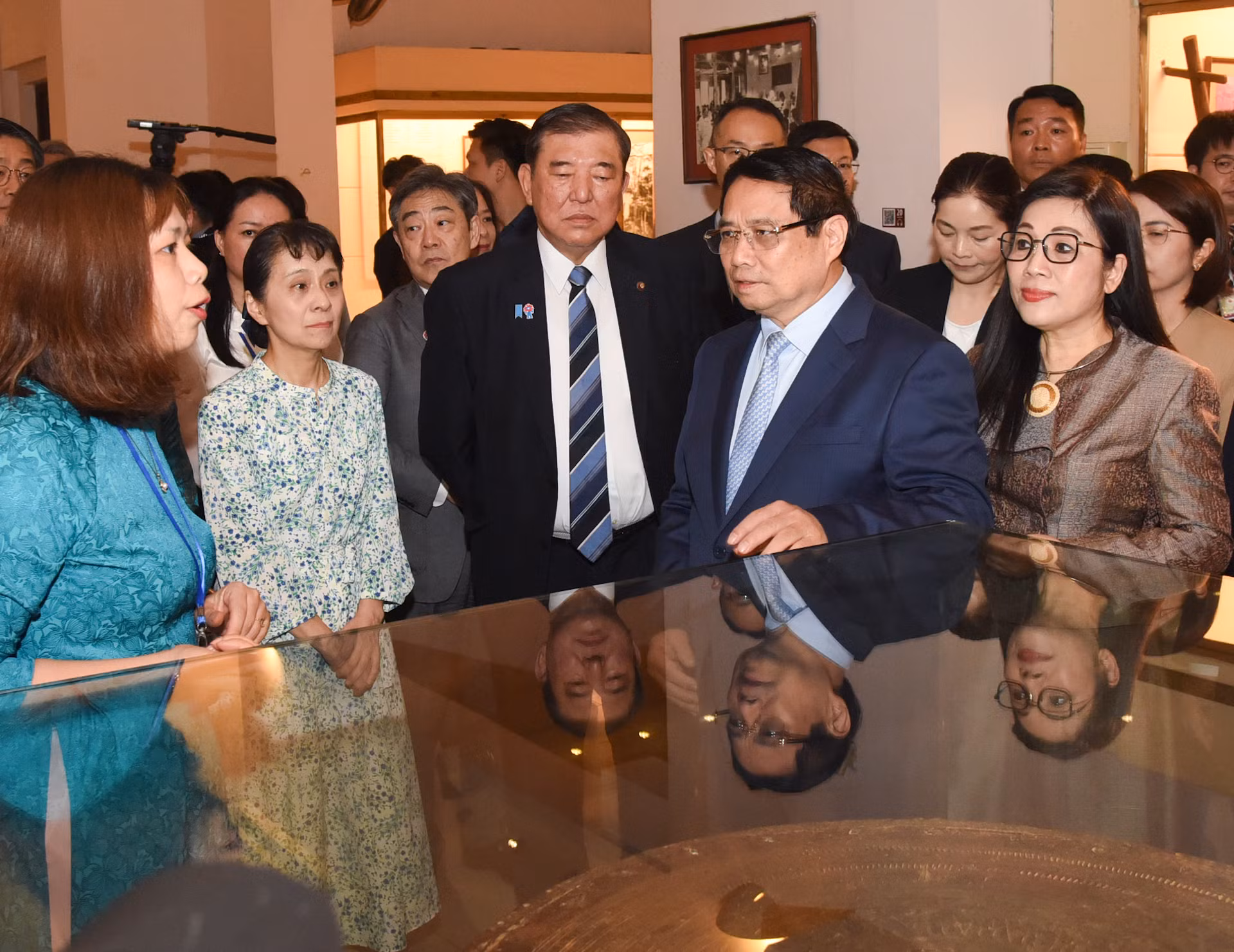 Thủ tướng Phạm Minh Chính và Phu nhân cùng Thủ tướng Nhật Bản Ishiba Shigeru và Phu nhân tham quan bảo tàng.
