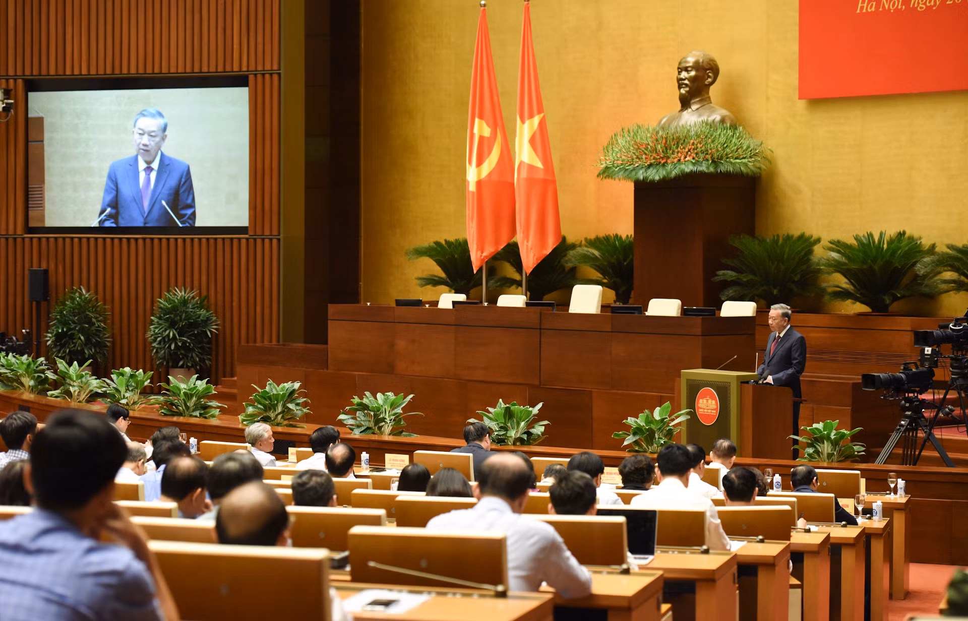Quang cảnh hội nghị. Đồng chí Nguyễn Trọng Nghĩa, Ủy viên Bộ Chính trị, Bí thư Trung ương Đảng, Trưởng Ban Tuyên giáo Trung ương phát biểu tại hội nghị.