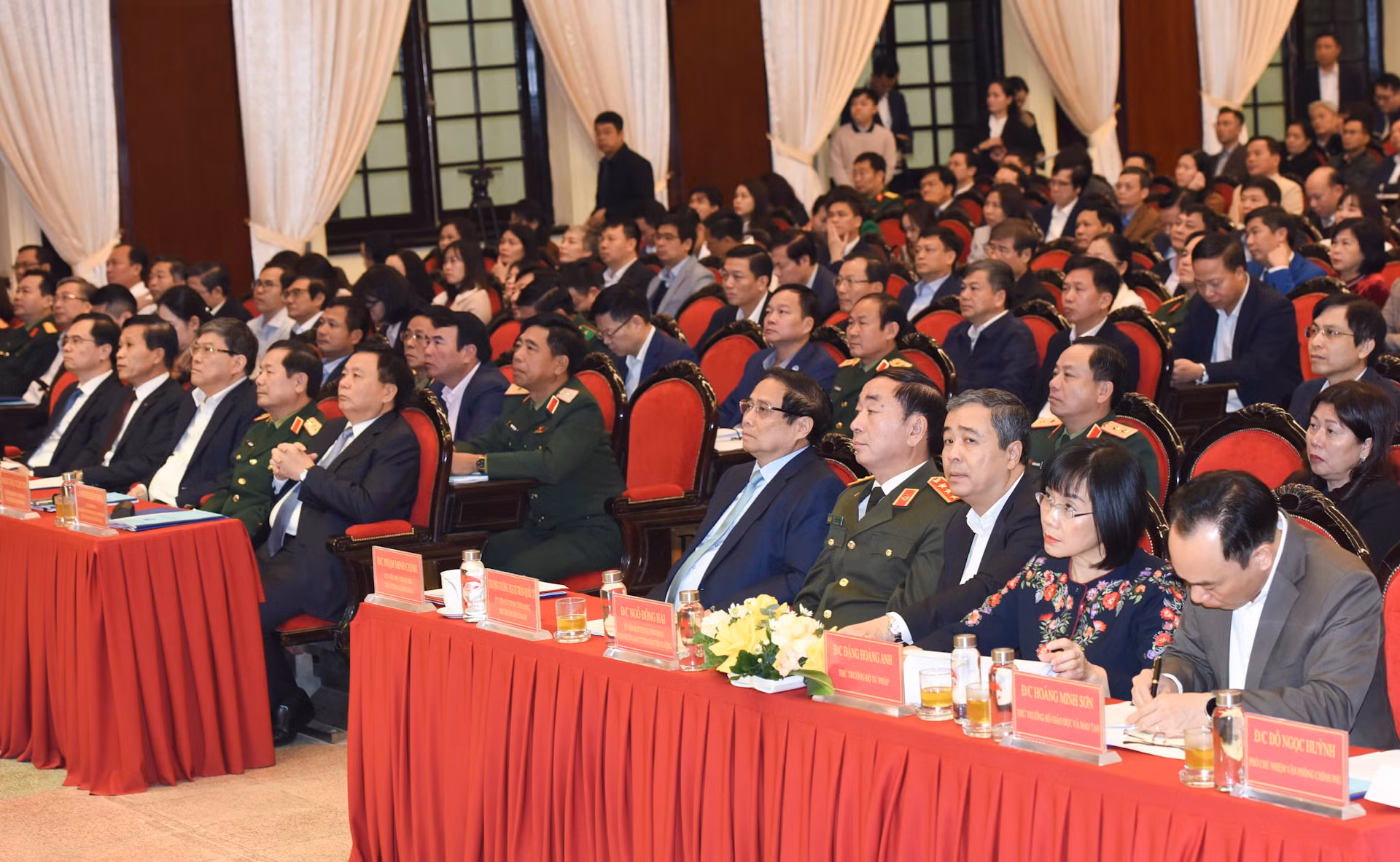 Thủ tướng Phạm Minh Chính và các đại biểu tham dự Hội nghị toàn quốc về giáo dục quyền con người.