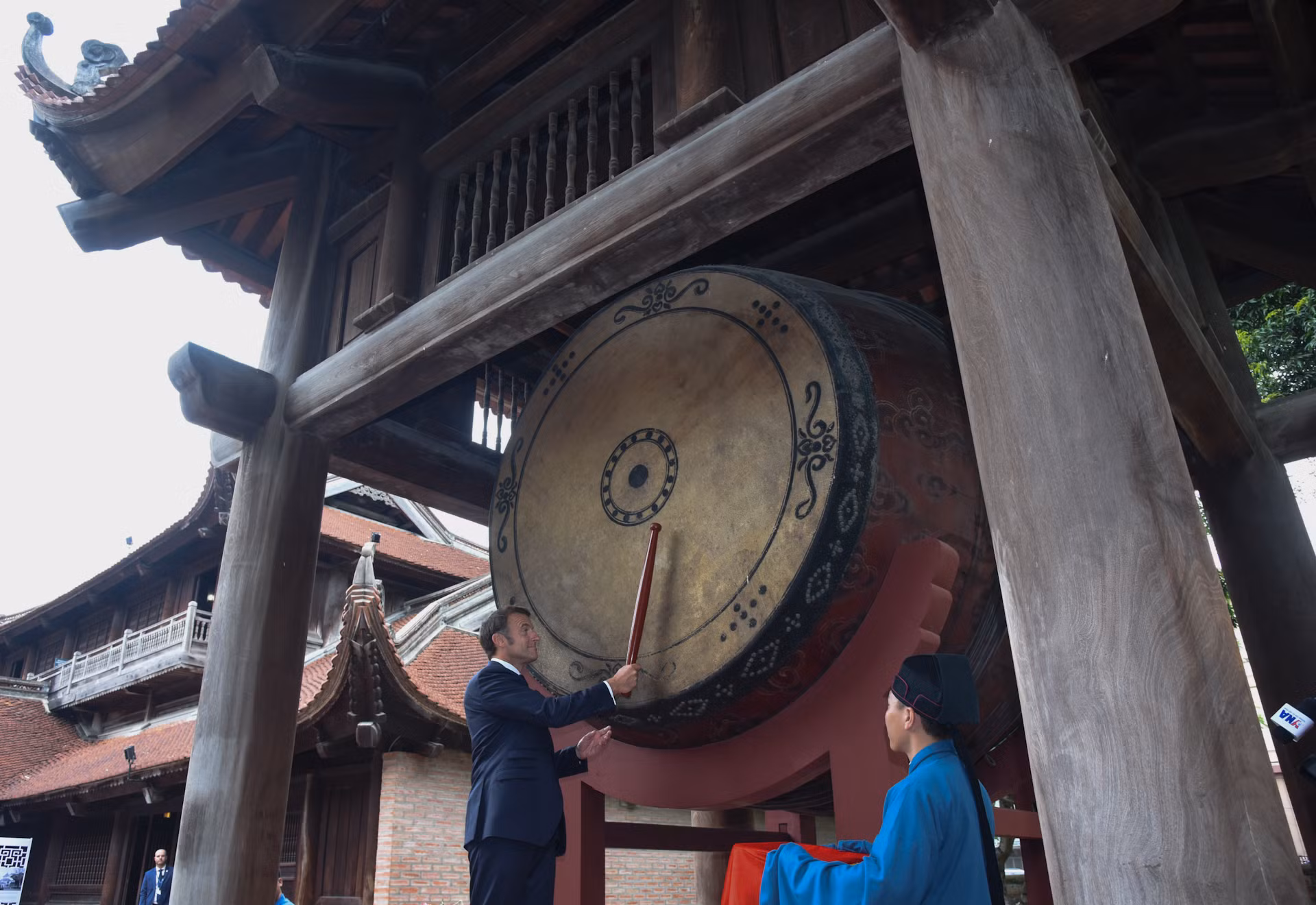 Tổng Bí thư Tô Lâm mời Tổng thống Pháp đánh trống Sấm. Tổng Bí thư Tô Lâm mời Tổng thống Pháp đánh trống Sấm.