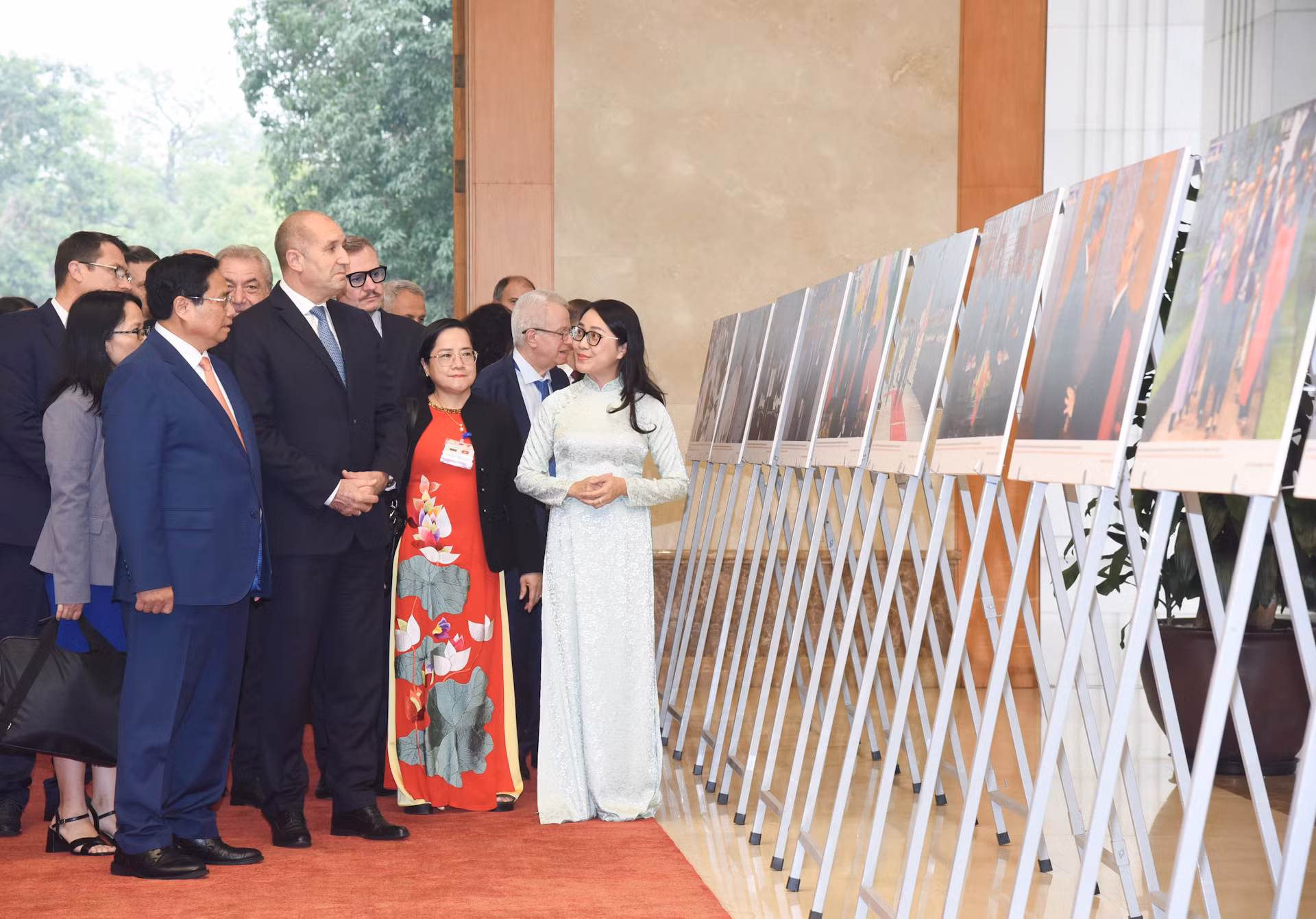 Thủ tướng Phạm Minh Chính giới thiệu với Tổng thống Bulgaria Rumen Radev về hình ảnh hợp tác ngoại giao giữa hai nước. Thủ tướng Phạm Minh Chính giới thiệu với Tổng thống Bulgaria Rumen Radev về hình ảnh hợp tác ngoại giao giữa hai nước.