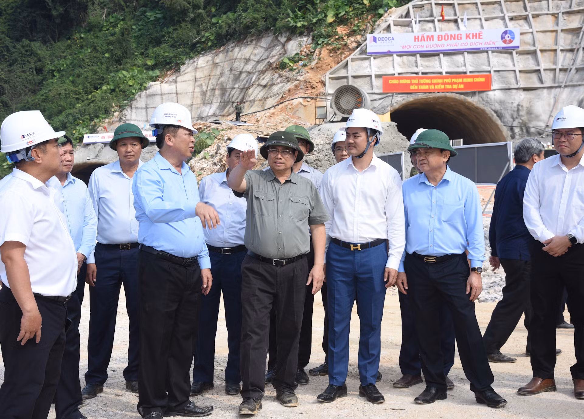 Thủ tướng Phạm Minh Chính kiểm tra thi công vị trí hầm đường bộ Đồng Khê thuộc dự án cao tốc Đồng Đăng-Trà Lĩnh.