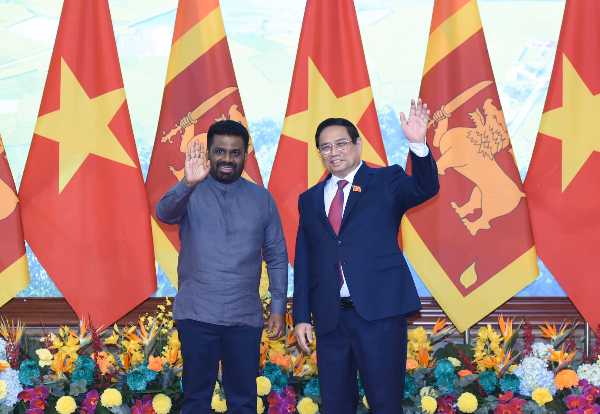 Thủ tướng Phạm Minh Chính và Tổng thống Sri Lanka Anura Kumara Dissanayaka vẫy chào các cơ quan thông tấn báo chí. Thủ tướng Phạm Minh Chính và Tổng thống Sri Lanka Anura Kumara Dissanayaka vẫy chào các cơ quan thông tấn báo chí.