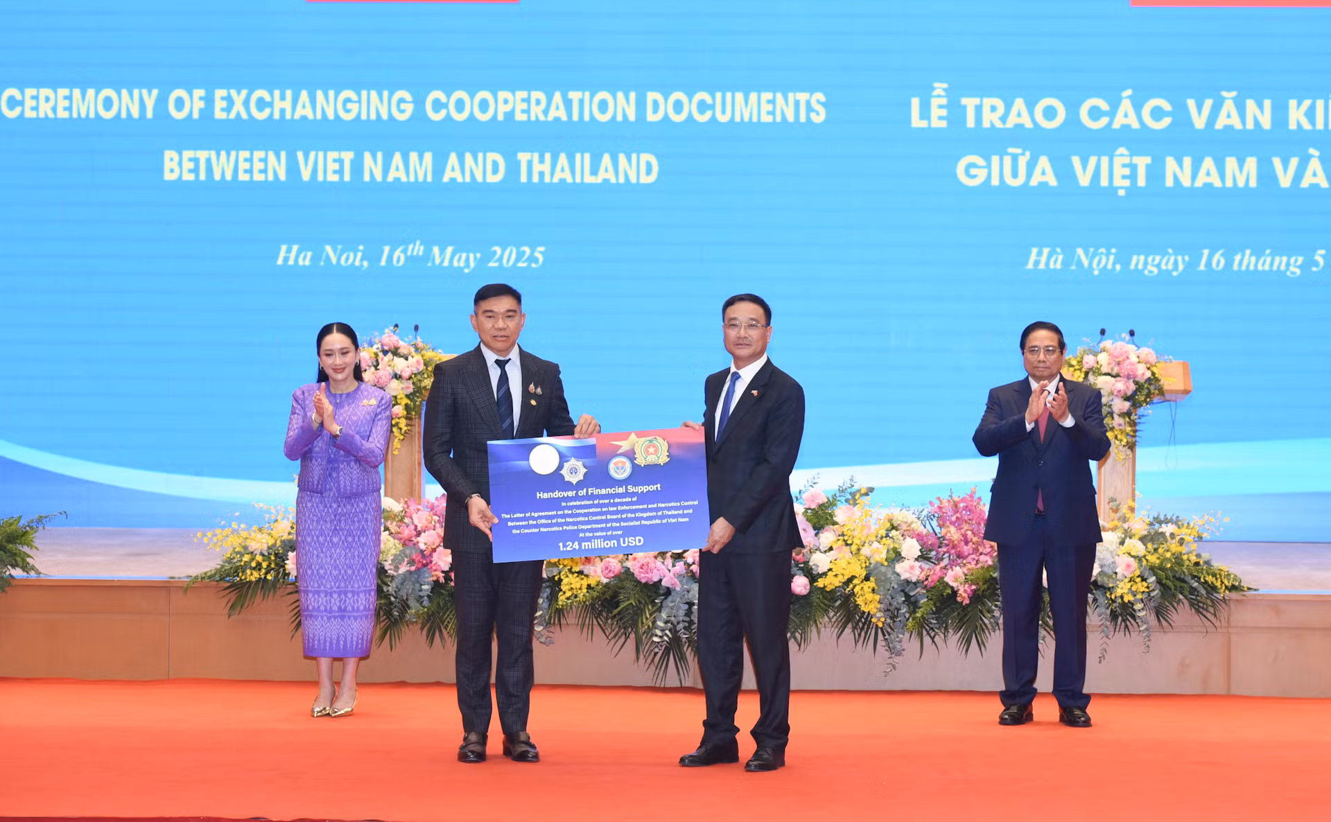 Thủ tướng Phạm Minh Chính và Thủ tướng Vương quốc Thái Lan Paetongtarn Shinawatra chứng kiến Khoản hỗ trợ tài chính nhân dịp kỷ niệm hơn một thập niên triển khai Thư Thỏa thuận Hợp tác về công tác thực thi pháp luật và kiểm soát ma túy giữa Văn phòng Ủy ban Phòng chống Ma túy, Bộ Tư pháp Vương quốc Thái Lan và Cục Cảnh sát Điều tra Tội phạm về Ma túy, Bộ Công an nước Cộng hòa xã hội chủ nghĩa Việt Nam. Thủ tướng Phạm Minh Chính và Thủ tướng Vương quốc Thái Lan Paetongtarn Shinawatra chứng kiến Khoản hỗ trợ tài chính nhân dịp kỷ niệm hơn một thập niên triển khai Thư Thỏa thuận Hợp tác về công tác thực thi pháp luật và kiểm soát ma túy giữa Văn phòng Ủy ban Phòng chống Ma túy, Bộ Tư pháp Vương quốc Thái Lan và Cục Cảnh sát Điều tra Tội phạm về Ma túy, Bộ Công an nước Cộng hòa xã hội chủ nghĩa Việt Nam.