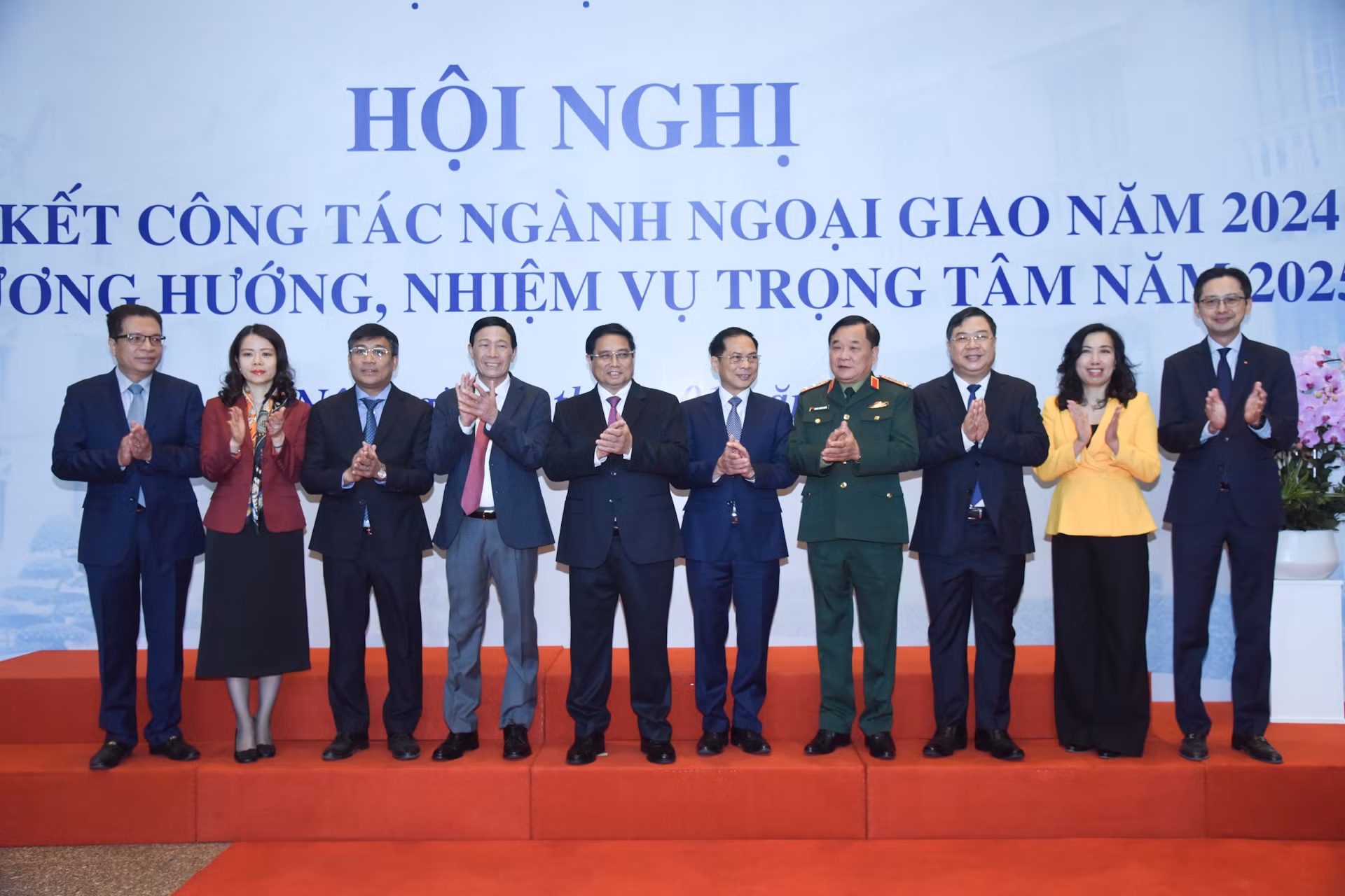 Thủ tướng Phạm Minh Chính với các đại biểu tham dự hội nghị.