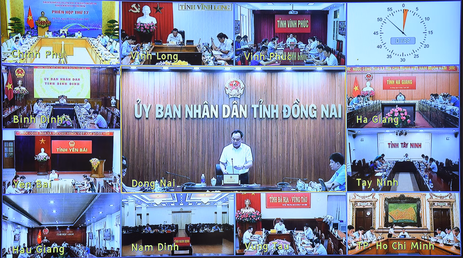 Phiên họp được kết nối trực tuyến từ trụ sở Chính phủ tới 49 tỉnh, thành phố trực thuộc Trung ương đang có các công trình, dự án quan trọng quốc gia, trọng điểm ngành giao thông vận tải.
