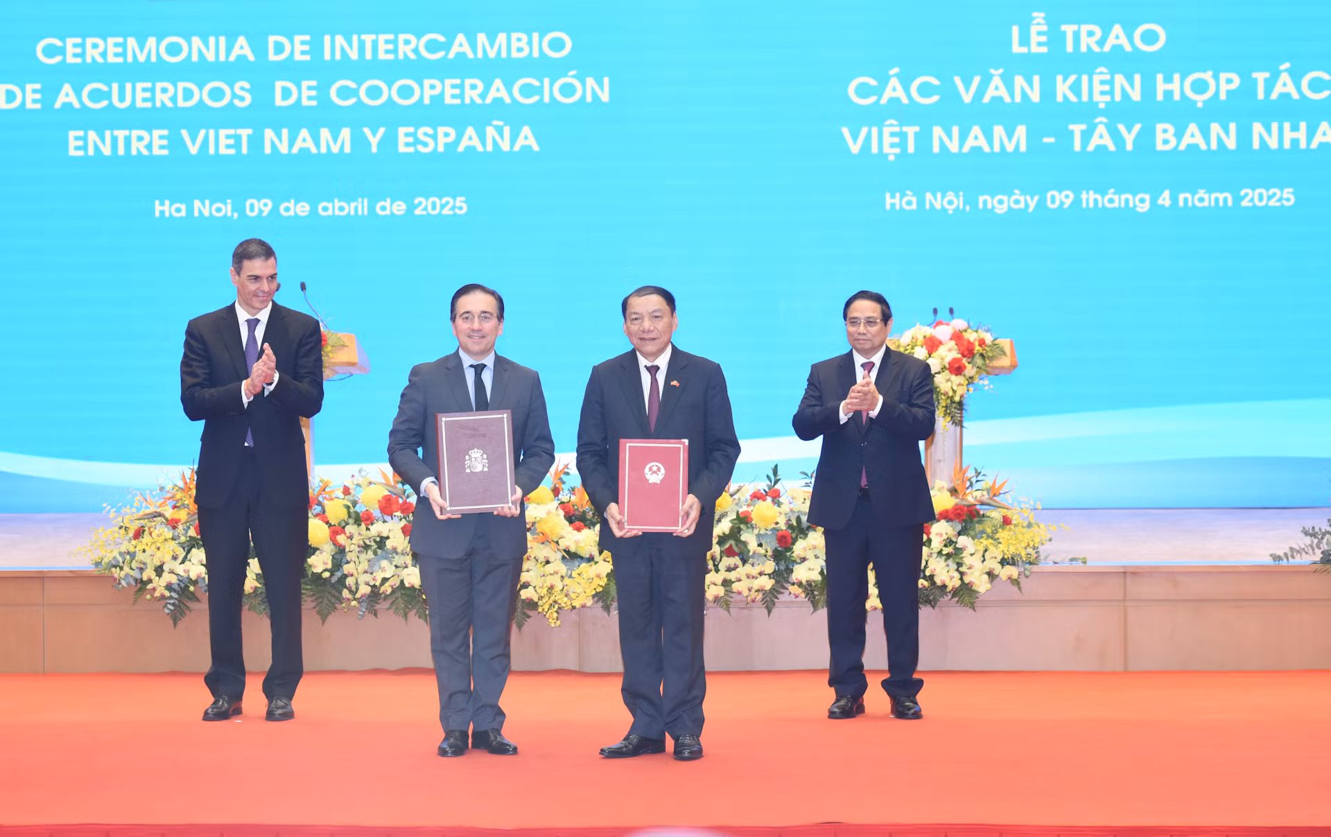 Thủ tướng Phạm Minh Chính và Thủ tướng Tây Ban Nha Pedro Sanchez chứng kiến Lễ trao Bản ghi nhớ hợp tác về văn hóa và thể thao giữa hai Bộ Văn hóa, Thể thao và Du lịch Việt Nam và Bộ Văn hóa và Bộ Giáo dục, Đào tạo nghề và Thể thao Tây Ban Nha.