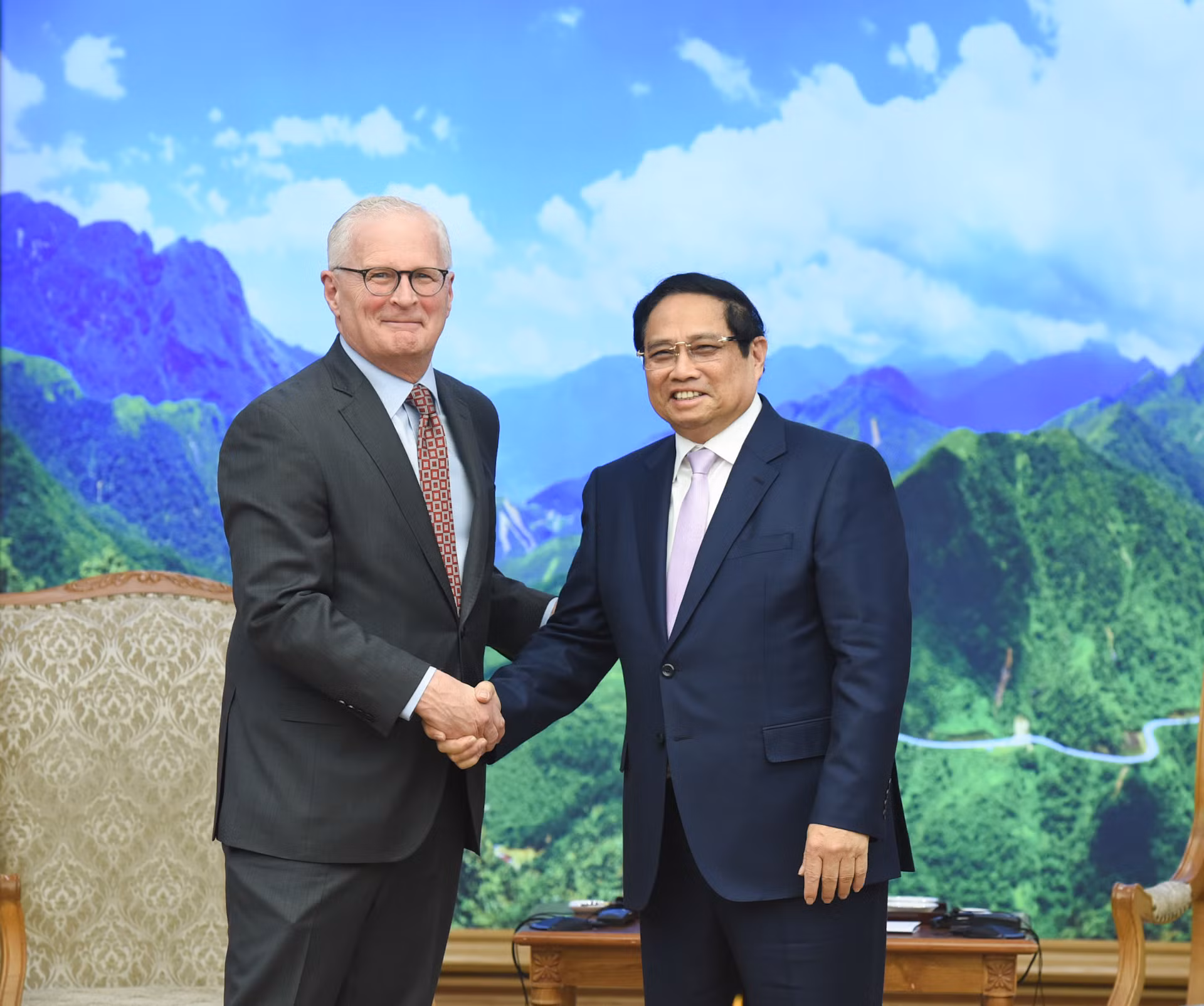 Thủ tướng Phạm Minh Chính đón ông John Neuffer, Chủ tịch Hiệp hội Công nghiệp bán dẫn Hoa Kỳ (SIA). Thủ tướng Phạm Minh Chính đón ông John Neuffer, Chủ tịch Hiệp hội Công nghiệp bán dẫn Hoa Kỳ (SIA).