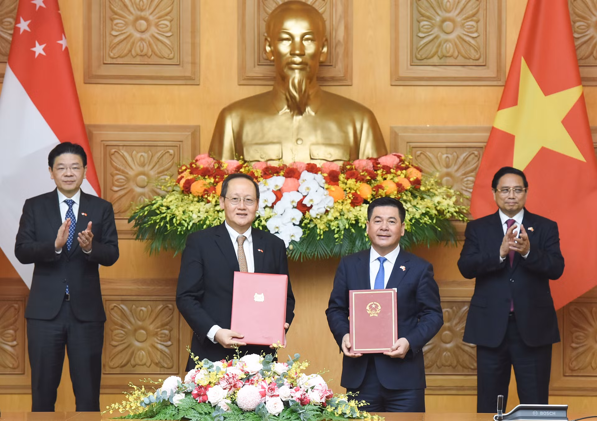 Thủ tướng Phạm Minh Chính và Thủ tướng Singapore Lawrence Wong chứng kiến lễ trao Ý định thư về tăng cường hợp tác thương mại điện xuyên biên giới hướng tới lưới điện ASEAN giữa Bộ Công thương hai nước.