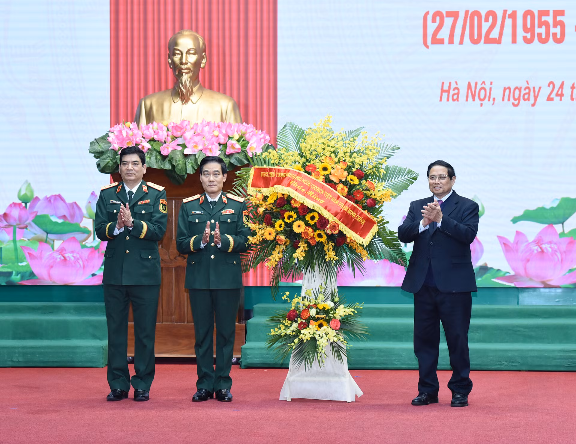Thủ tướng Phạm Minh Chính tặng hoa chúc mừng đội ngũ cán bộ, bác sĩ, y sĩ nhân viên y tế Học viện Quân Y. Thủ tướng Phạm Minh Chính tặng hoa chúc mừng đội ngũ cán bộ, bác sĩ, y sĩ nhân viên y tế Học viện Quân Y.
