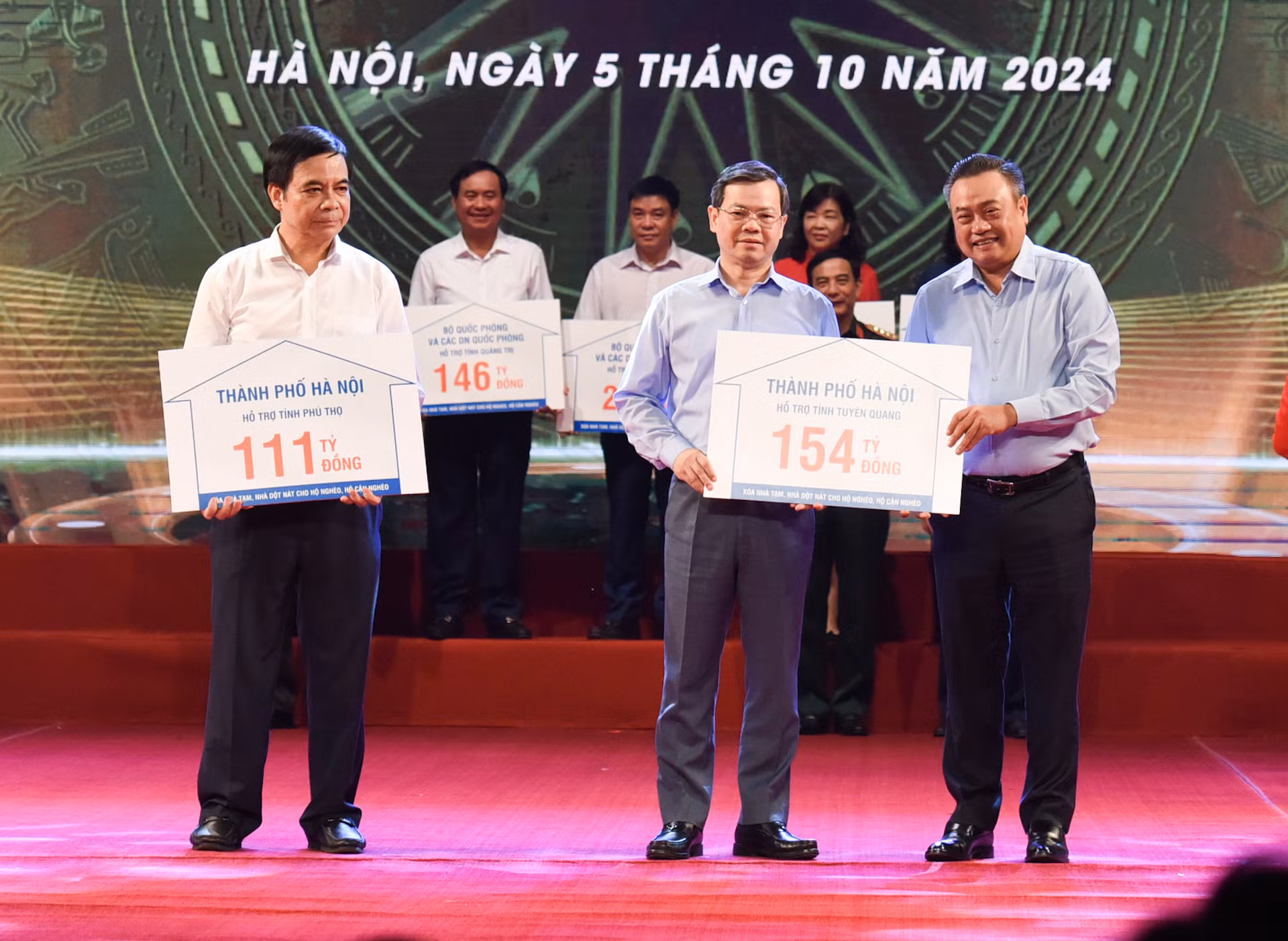 Chủ tịch Ủy ban nhân dân Thành phố Hà Nội Trần Sỹ Thanh trao tượng trưng kinh phí hỗ trợ xóa nhà tạm, nhà dột nát cho các địa phương. Chủ tịch Ủy ban nhân dân Thành phố Hà Nội Trần Sỹ Thanh trao tượng trưng kinh phí hỗ trợ xóa nhà tạm, nhà dột nát cho các địa phương.