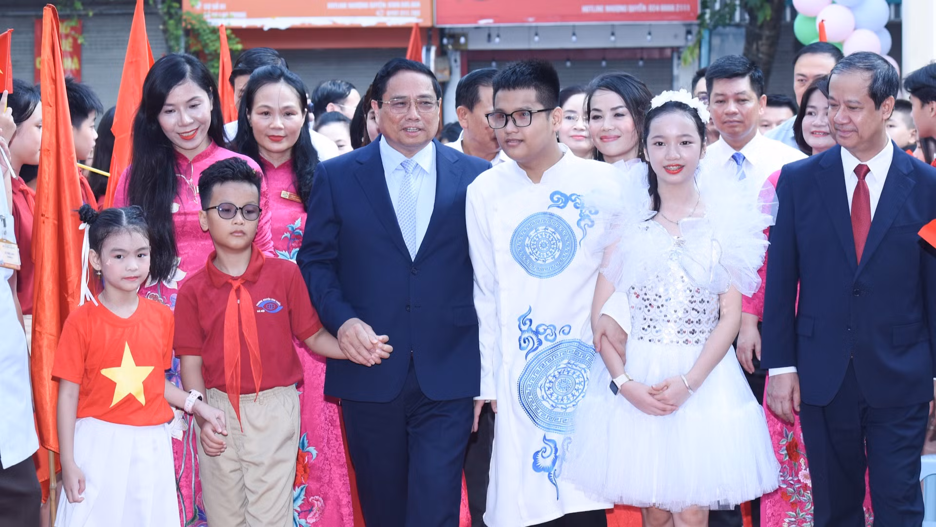 Thủ tướng Phạm Minh Chính đến dự lễ khai giảng năm học mới tại Trường Phổ thông cơ sở Nguyễn Đình Chiểu.