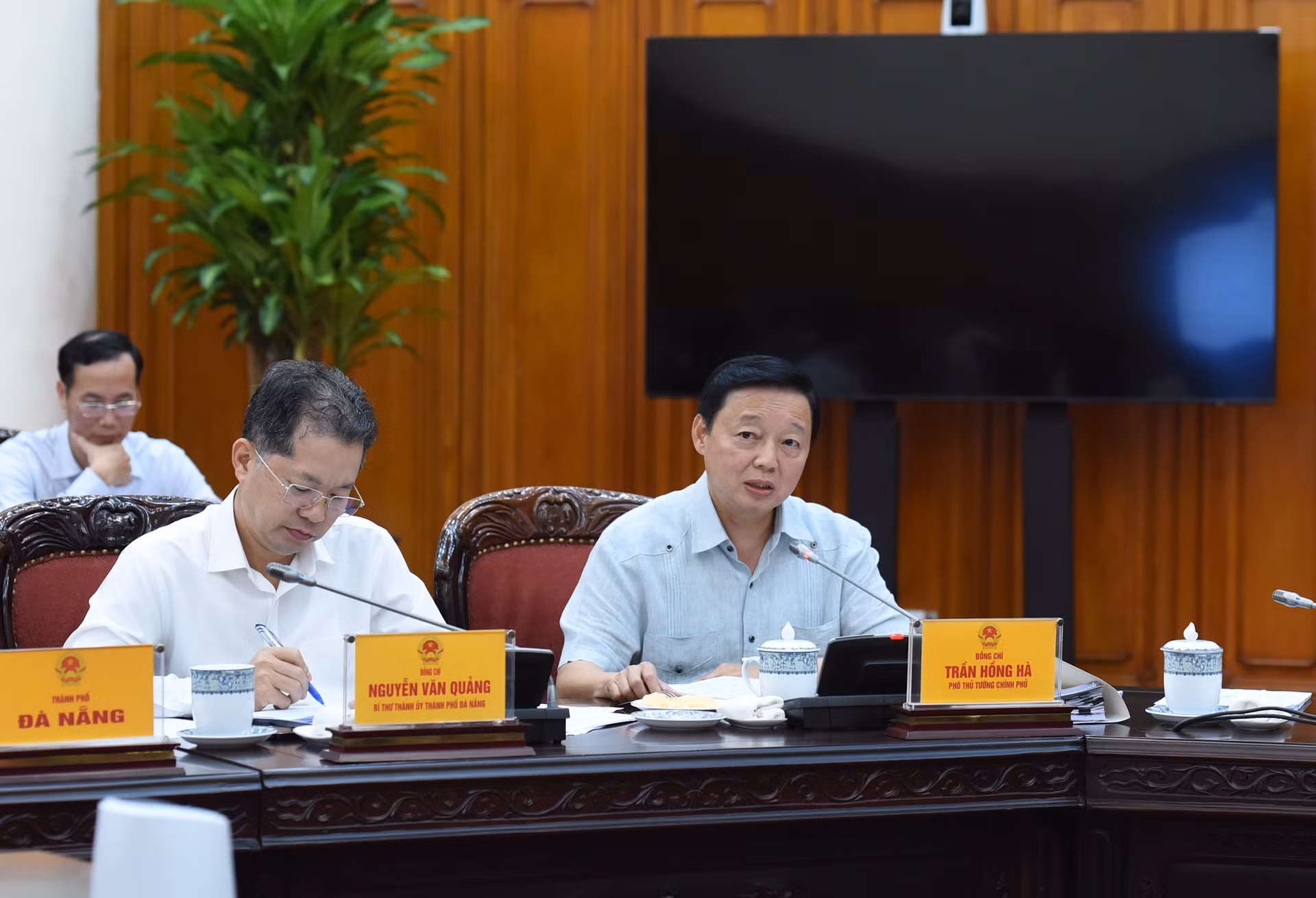 Phó Thủ tướng Chính phủ Trần Hồng Hà phát biểu tại cuộc họp.