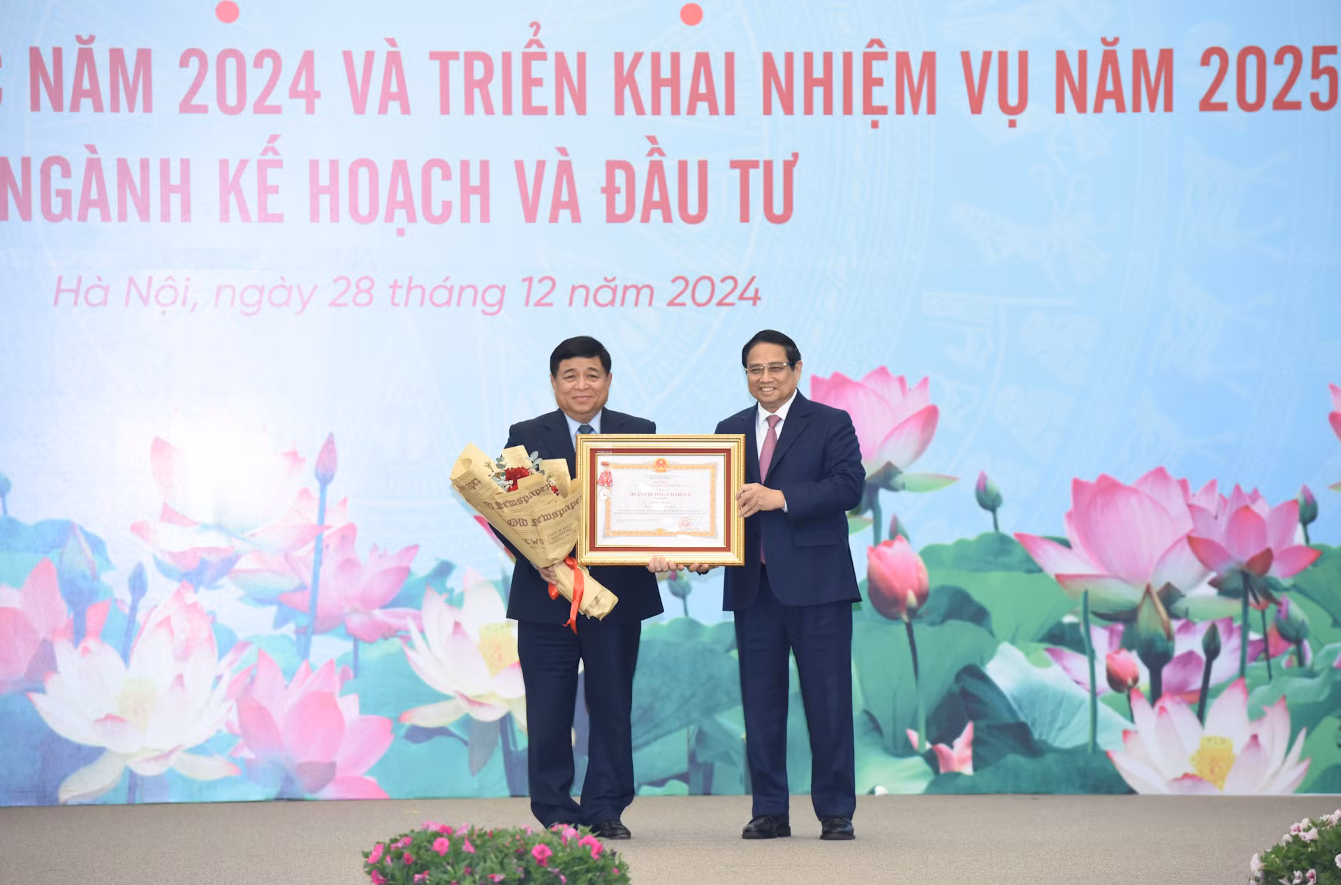 Thủ tướng Phạm Minh Chính trao Huân chương Lao động hạng Nhất, tặng Bộ trưởng Kế hoạch và Đầu tư Nguyễn Chí Dũng.