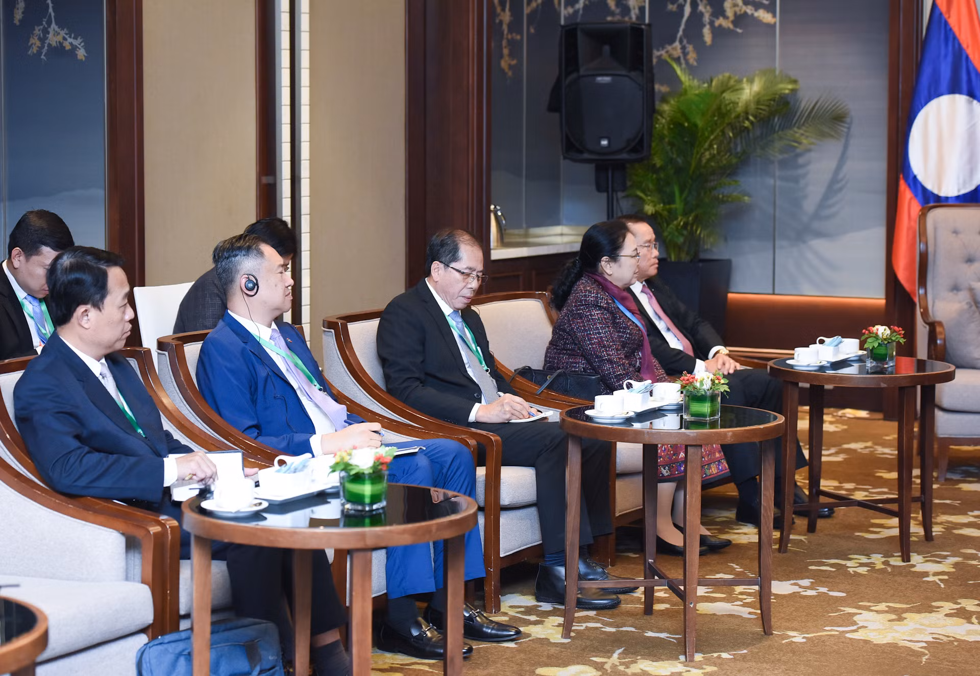 Các thành viên đi cùng Phó Thủ tướng Lào Saleumxay Kommasith tham dự buổi tiếp. Các thành viên đi cùng Phó Thủ tướng Lào Saleumxay Kommasith tham dự buổi tiếp.