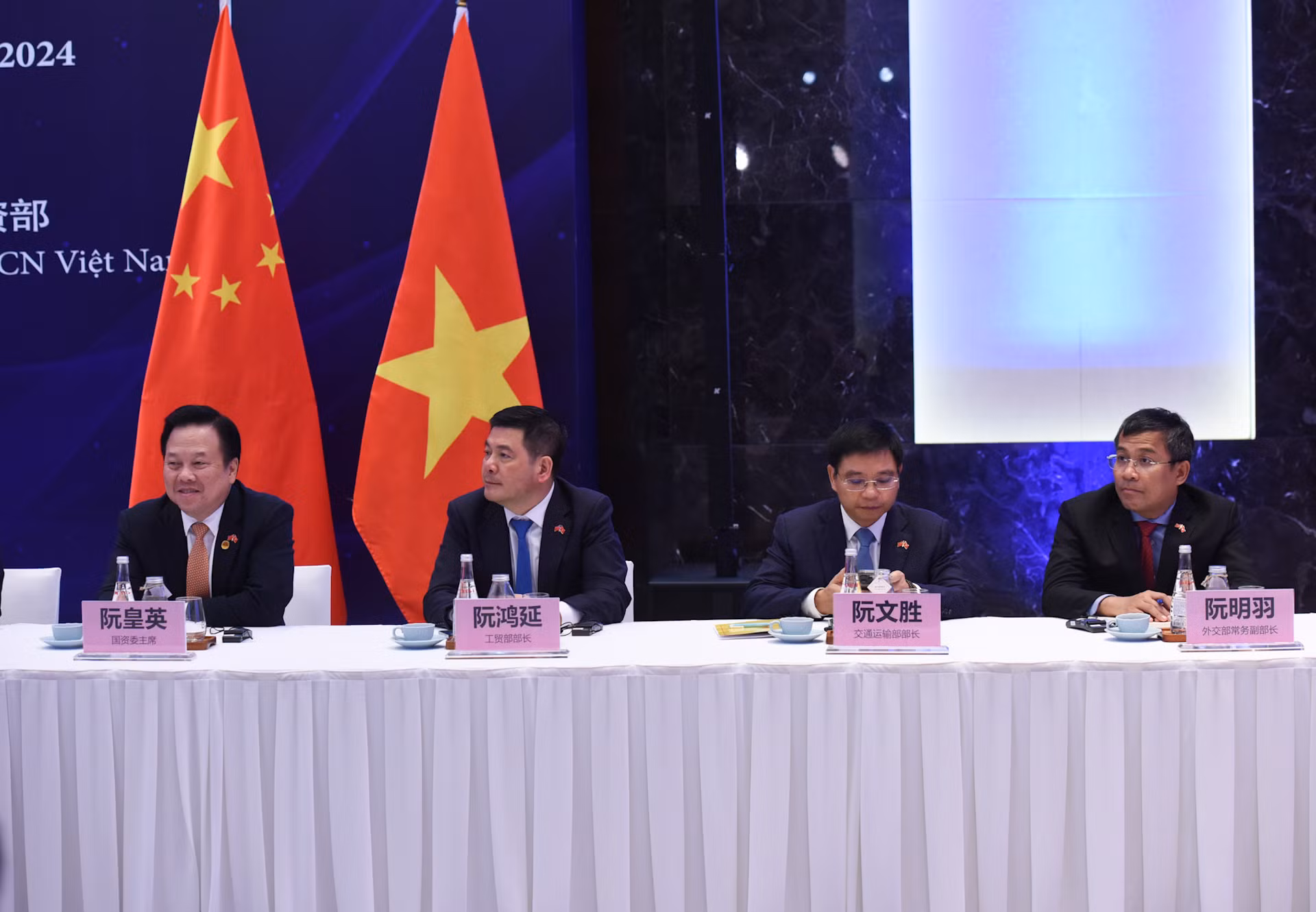 Đại diện lãnh đạo các bộ, ban, ngành của Chính phủ Việt Nam tham dự tọa đàm.