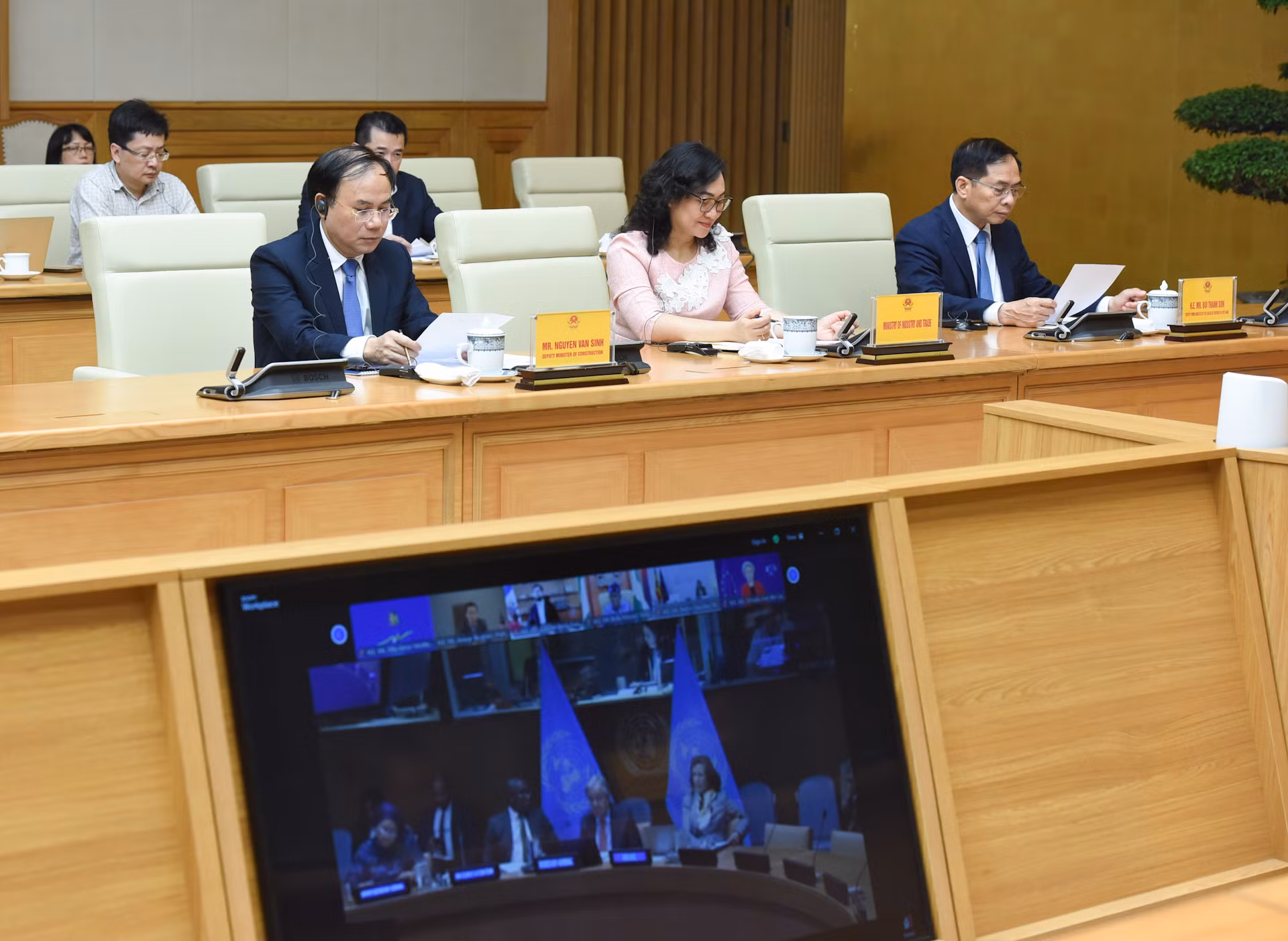 Đại diện lãnh đạo các ban, bộ, ngành của Chính phủ Việt Nam tham dự Hội nghị trực tuyến tại điểm cầu Hà Nội.