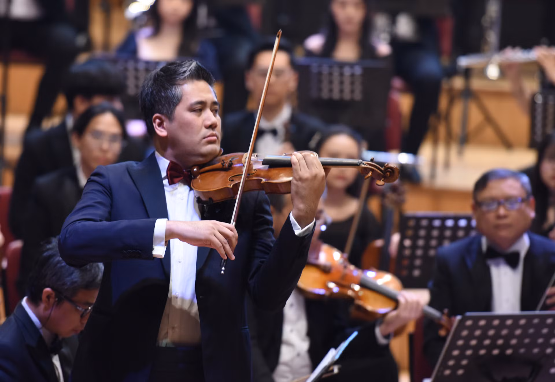 Nghệ sĩ Violin Bùi Công Duy biểu diễn. Nghệ sĩ Violin Bùi Công Duy biểu diễn.