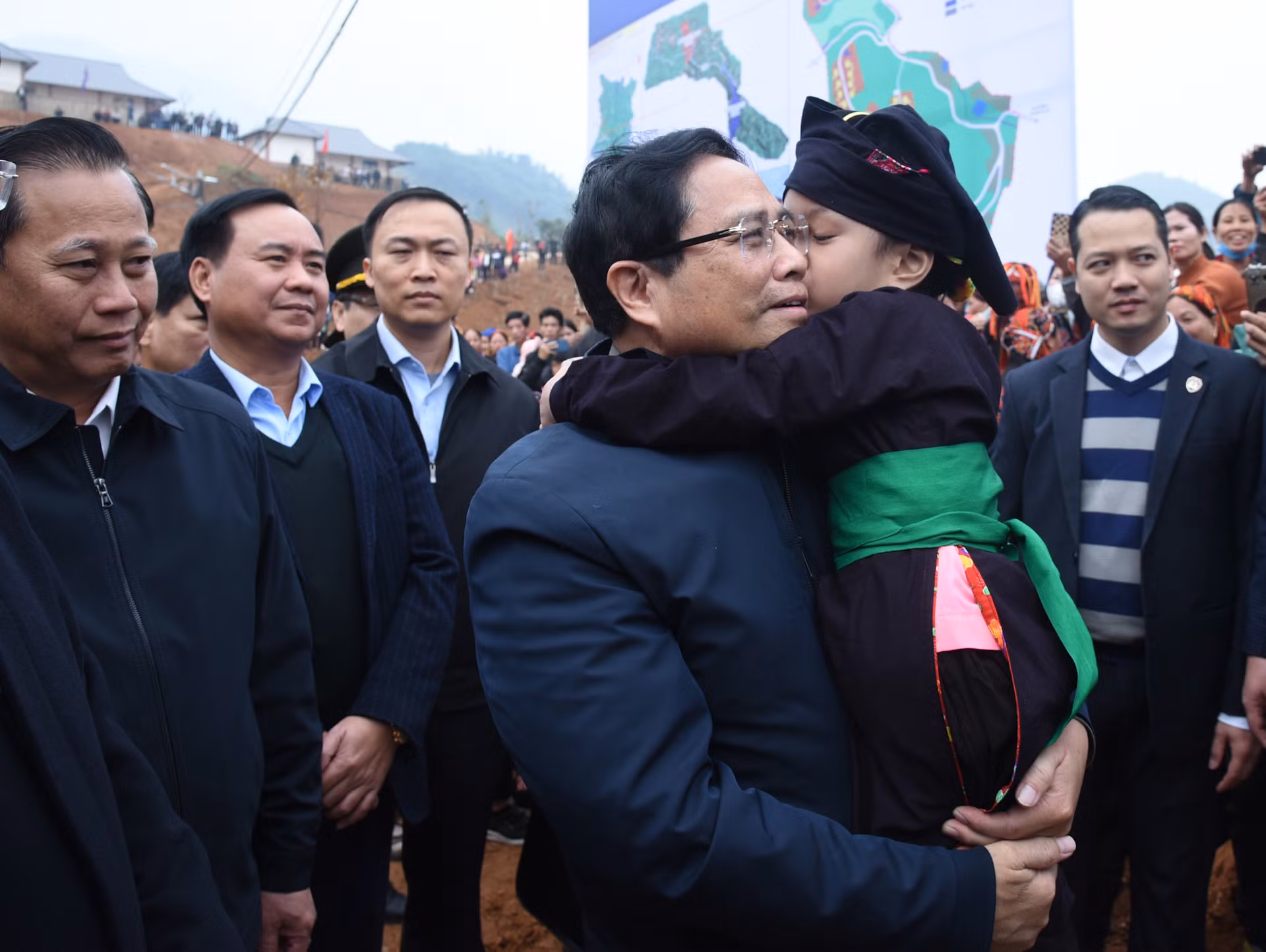 Thủ tướng Phạm Minh Chính với em bé ở thôn Làng Nủ, xã Phúc Khánh, huyện Bảo Yên có người thân bị mất trong đợt lũ quét.