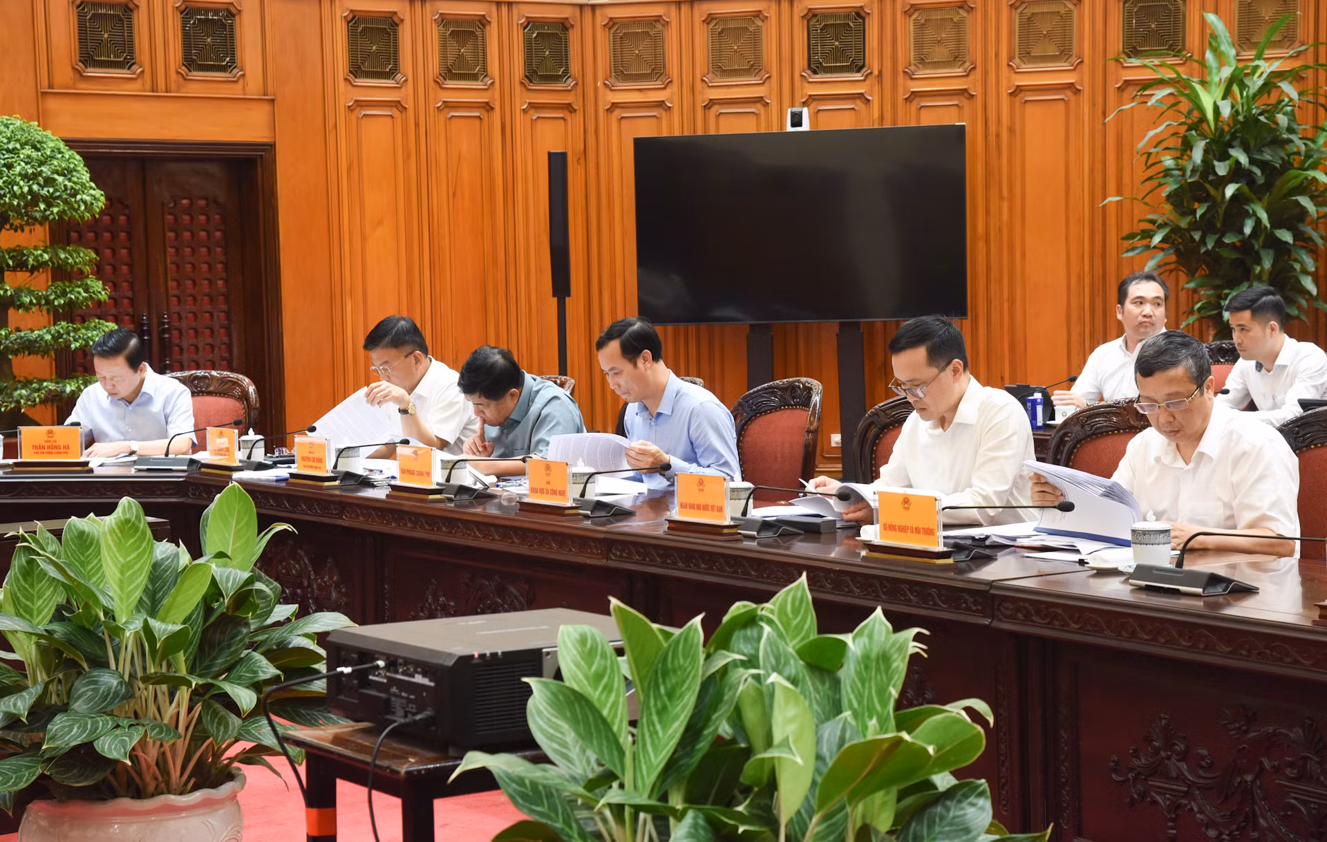Các đồng chí Phó Thủ tướng, lãnh đạo các bộ, ban, ngành tham dự phiên họp. Các đồng chí Phó Thủ tướng, lãnh đạo các bộ, ban, ngành tham dự phiên họp.