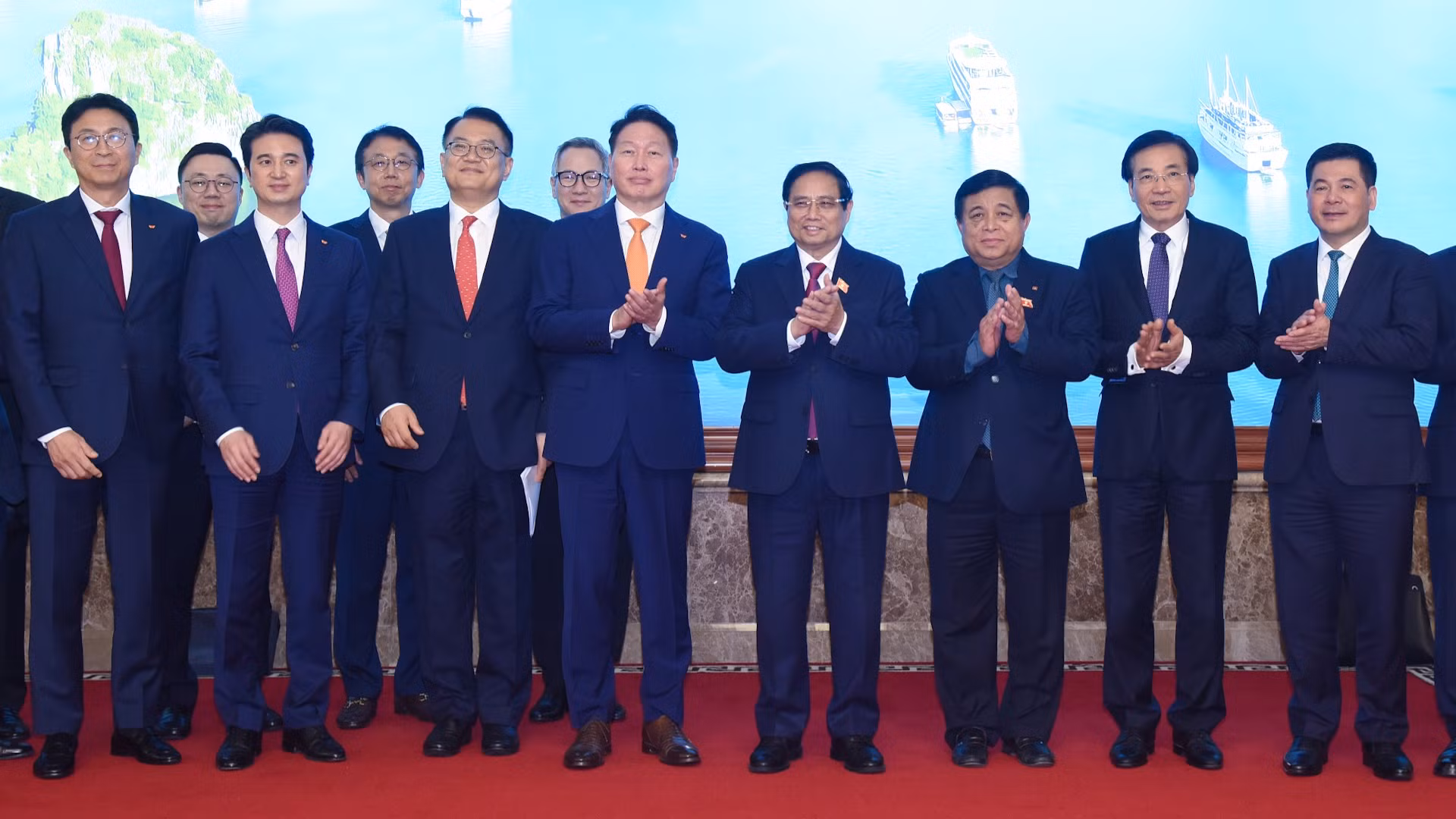 Thủ tướng Phạm Minh Chính và ông Chey Tae Won, Chủ tịch tập đoàn SK của Hàn Quốc.