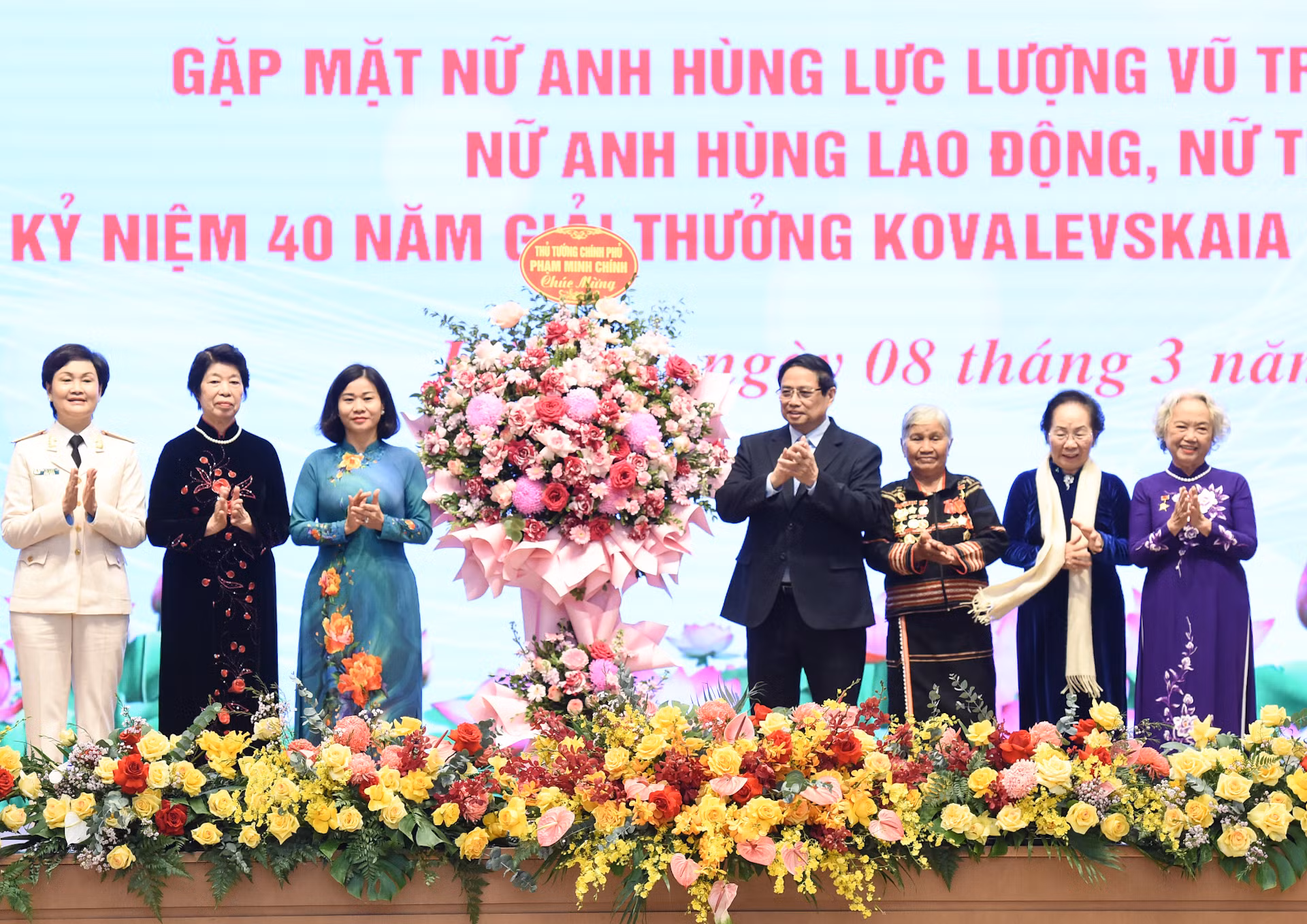 Thủ tướng Phạm Minh Chính tặng hoa chúc mừng các nữ Anh hùng Lực lượng vũ trang nhân dân, nữ Anh hùng Lao động, nữ tướng, nhà khoa học nữ. Thủ tướng Phạm Minh Chính tặng hoa chúc mừng các nữ Anh hùng Lực lượng vũ trang nhân dân, nữ Anh hùng Lao động, nữ tướng, nhà khoa học nữ.