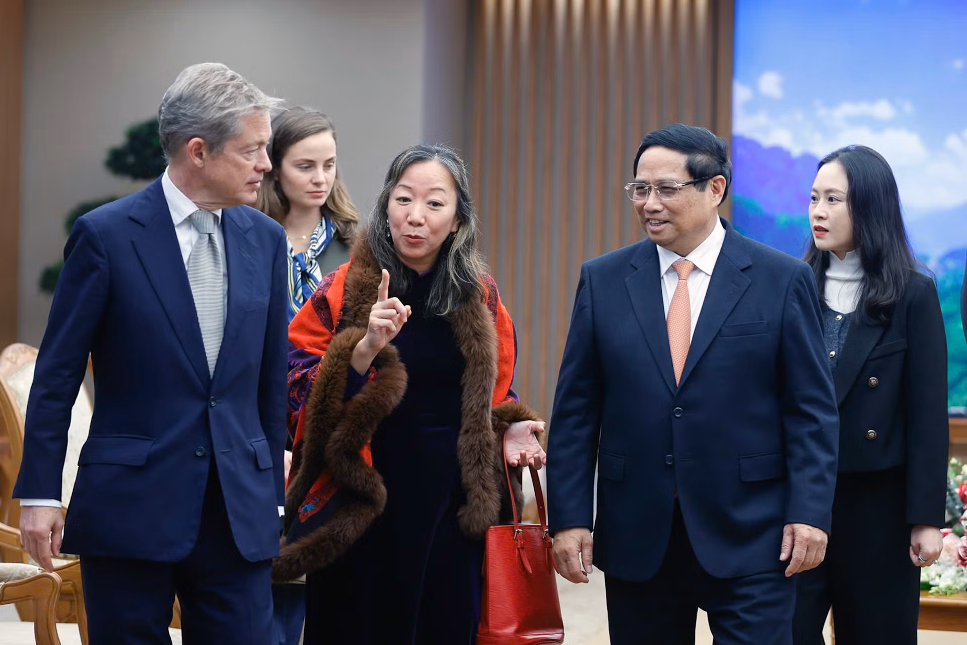 Thủ tướng Phạm Minh Chính tiễn ông Nicolas Berggruen, Nhà sáng lập, Chủ tịch Công ty đầu tư Berggruen Holdings và Viện Berggruen.