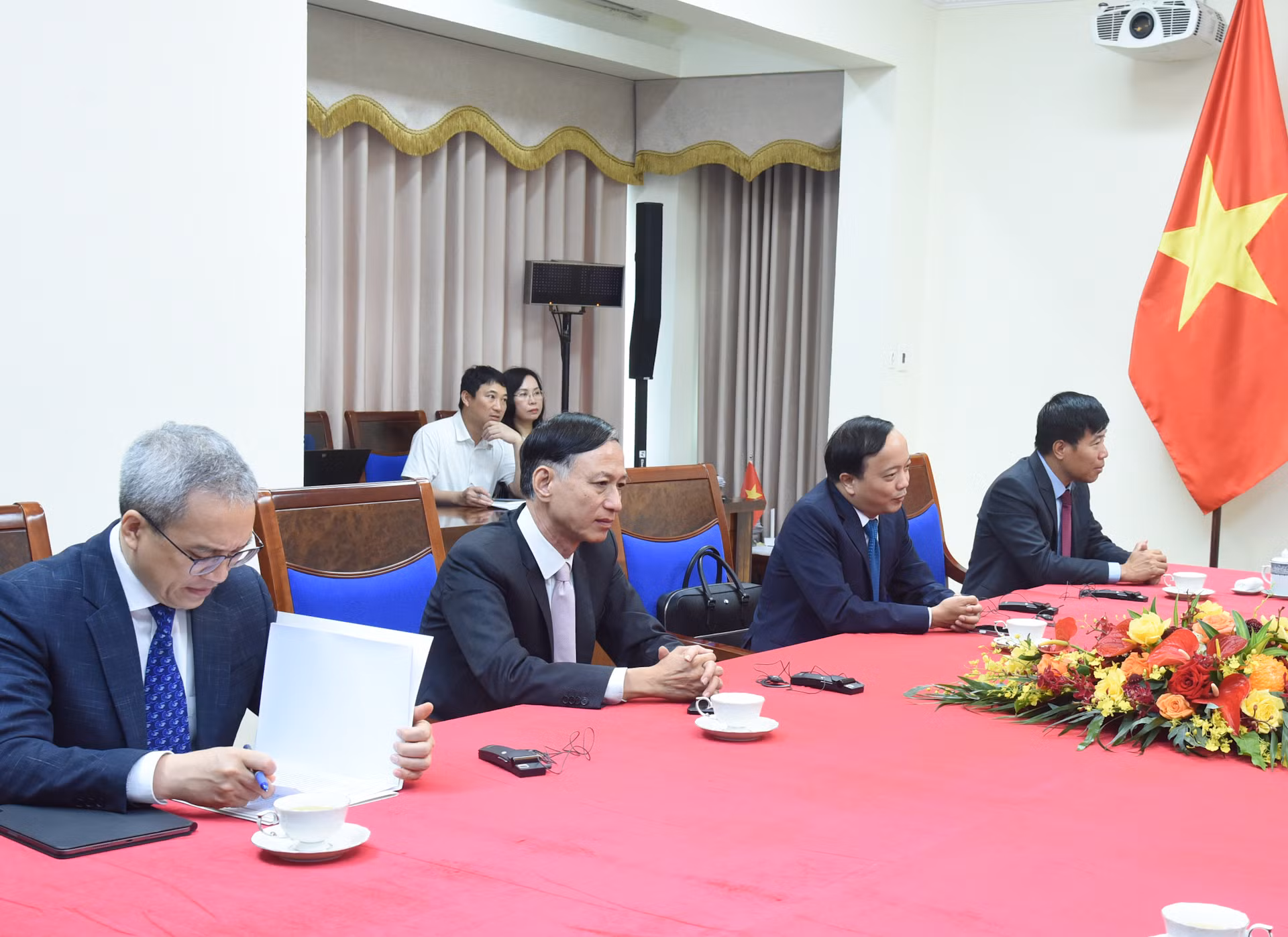 Đại diện lãnh đạo các ban, bộ, ngành tham dự cuộc điện đàm cùng Thủ tướng Phạm Minh Chính.