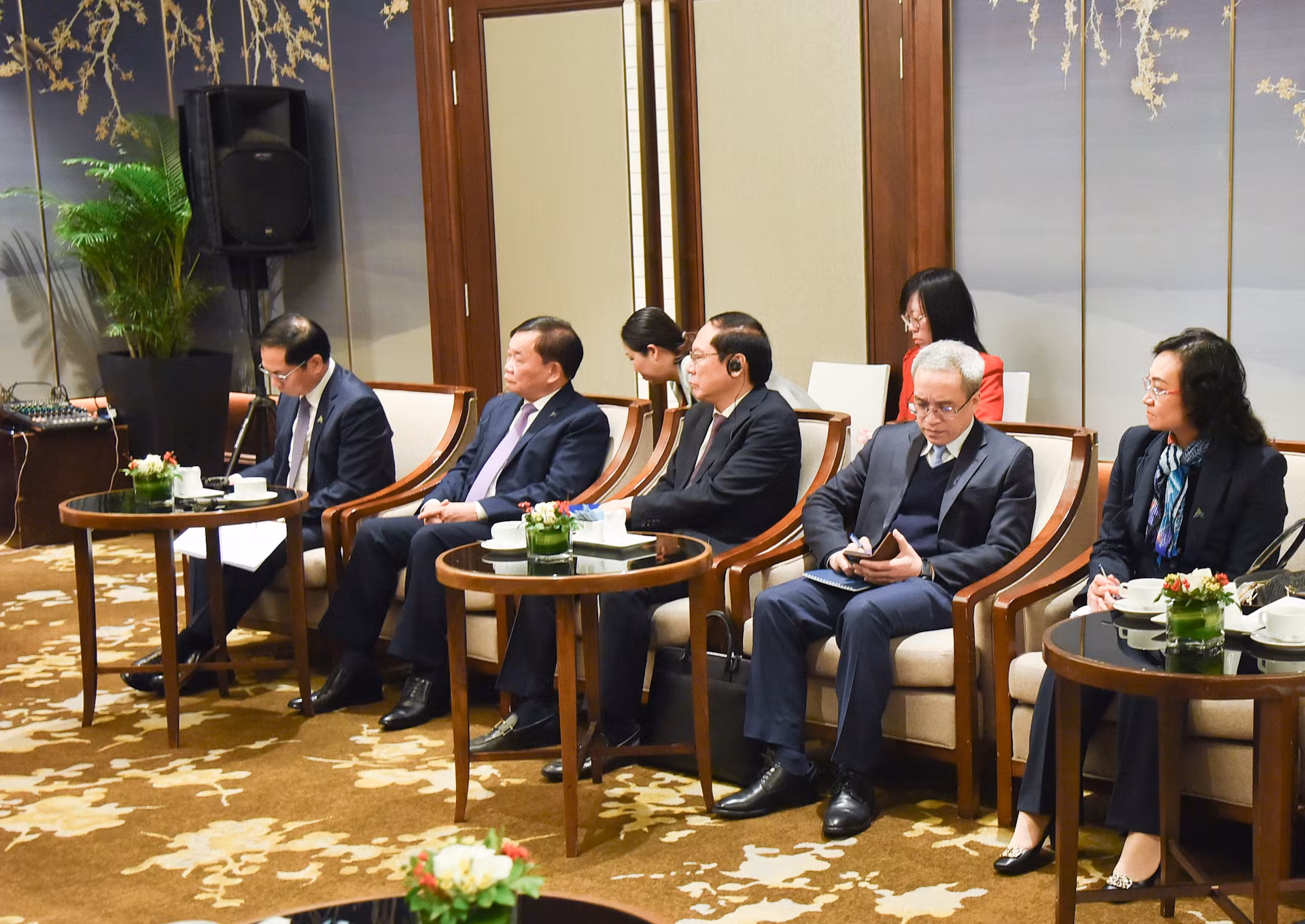 Đại diện lãnh đạo các bộ, ban, ngành của Chính phủ Việt Nam tham dự hội kiến. Đại diện lãnh đạo các bộ, ban, ngành của Chính phủ Việt Nam tham dự hội kiến.