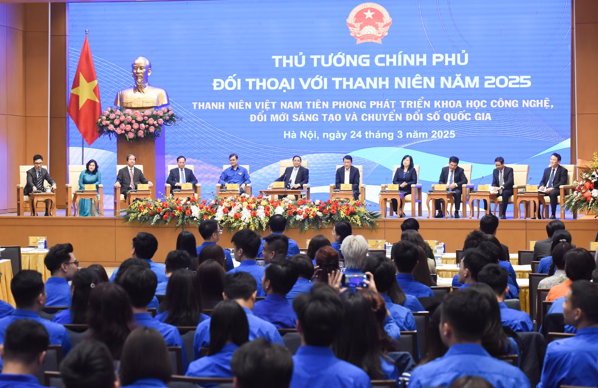 Thủ tướng Phạm Minh Chính và đại diện lãnh đạo các bộ, ngành tham dự đối thoại với thanh niên Việt Nam năm 2025. Thủ tướng Phạm Minh Chính và đại diện lãnh đạo các bộ, ngành tham dự đối thoại với thanh niên Việt Nam năm 2025.