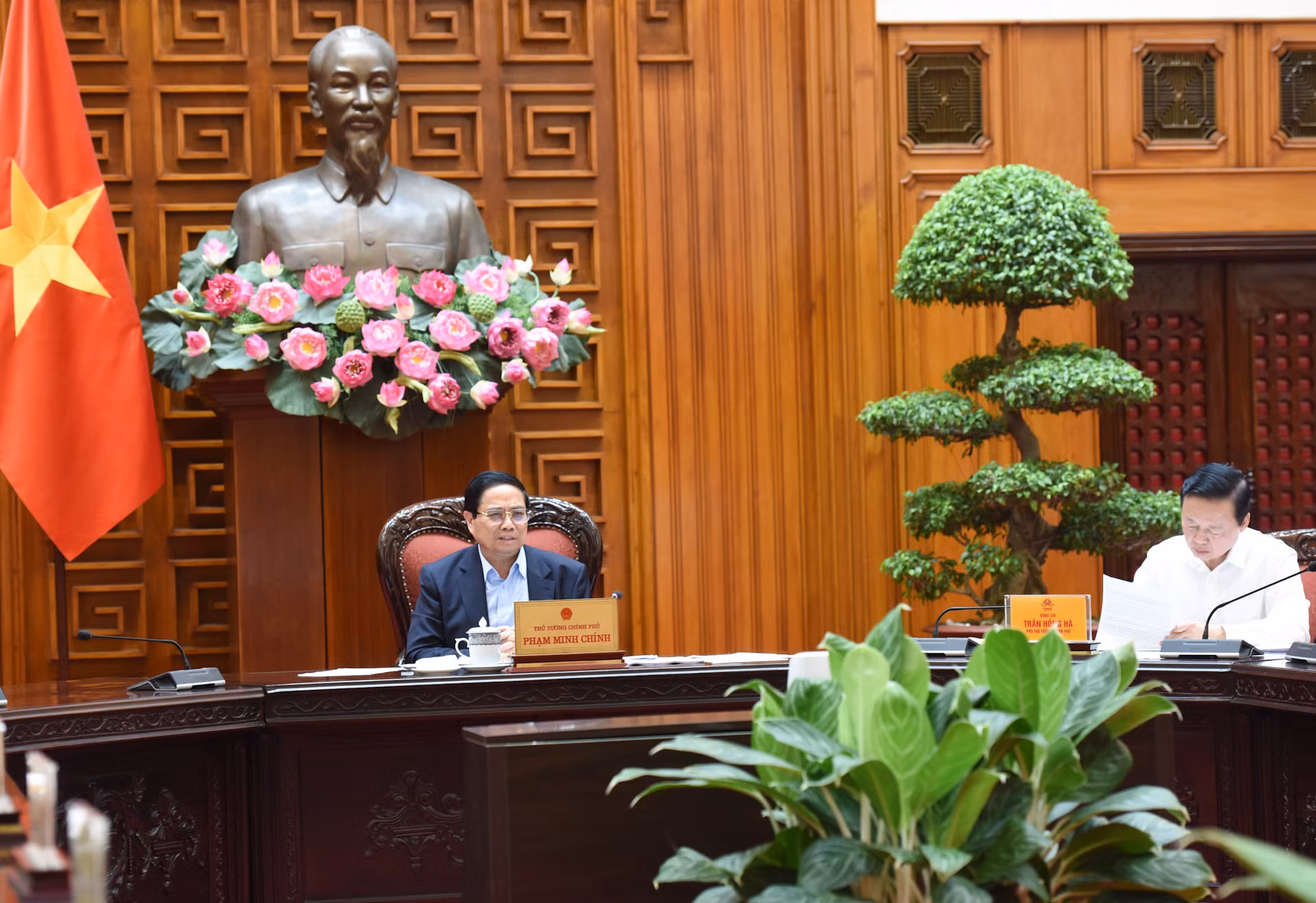 Thủ tướng Phạm Minh Chính chủ trì cuộc họp với các bộ, ngành về triển khai dự án tuyến đường sắt khổ tiêu chuẩn Lào Cai-Hà Nội-Hải Phòng. 