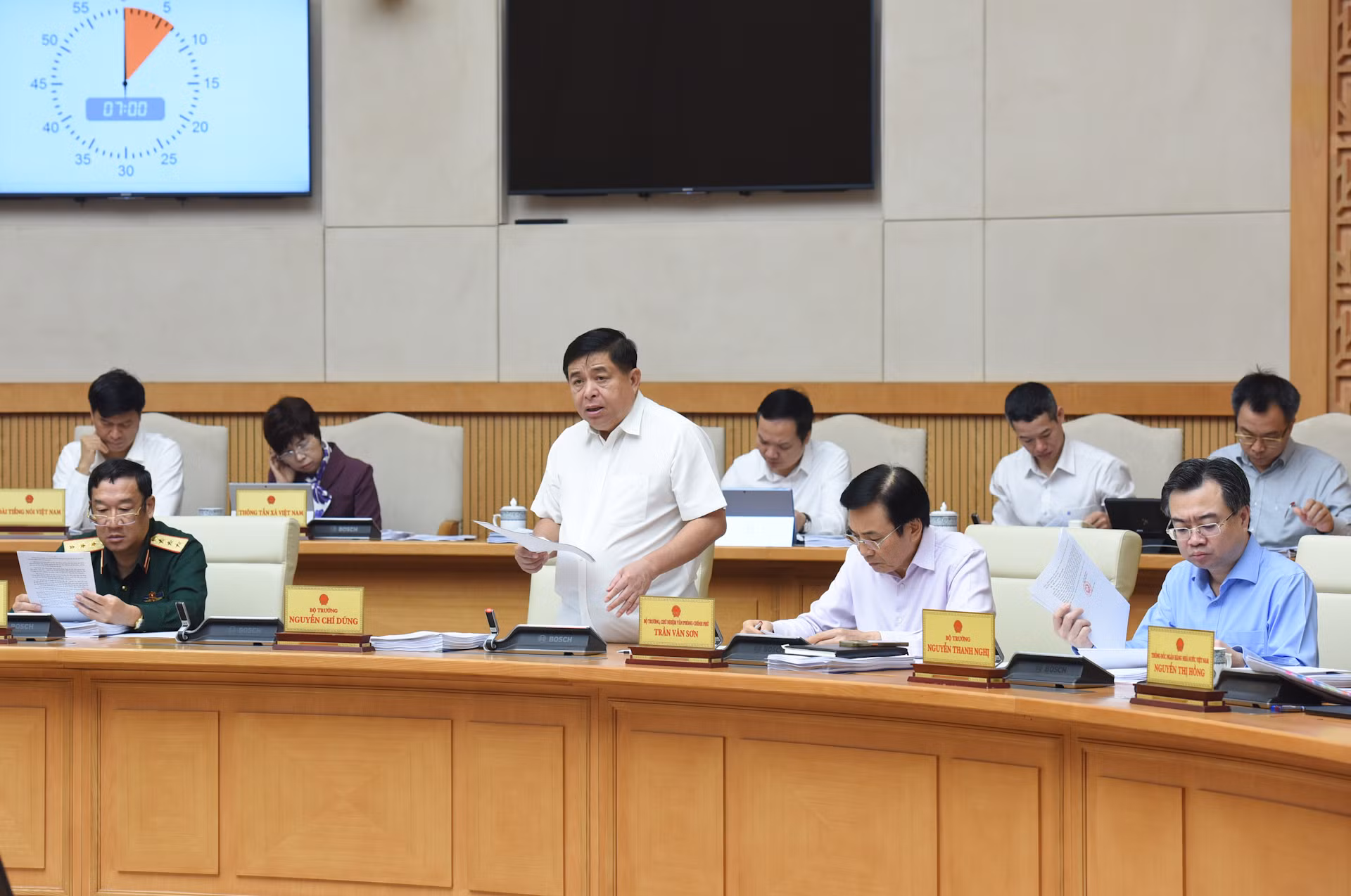 Bộ trưởng Kế hoạch và Đầu tư Nguyễn Chí Dũng báo cáo tình hình kinh tế-xã hội tháng 10.