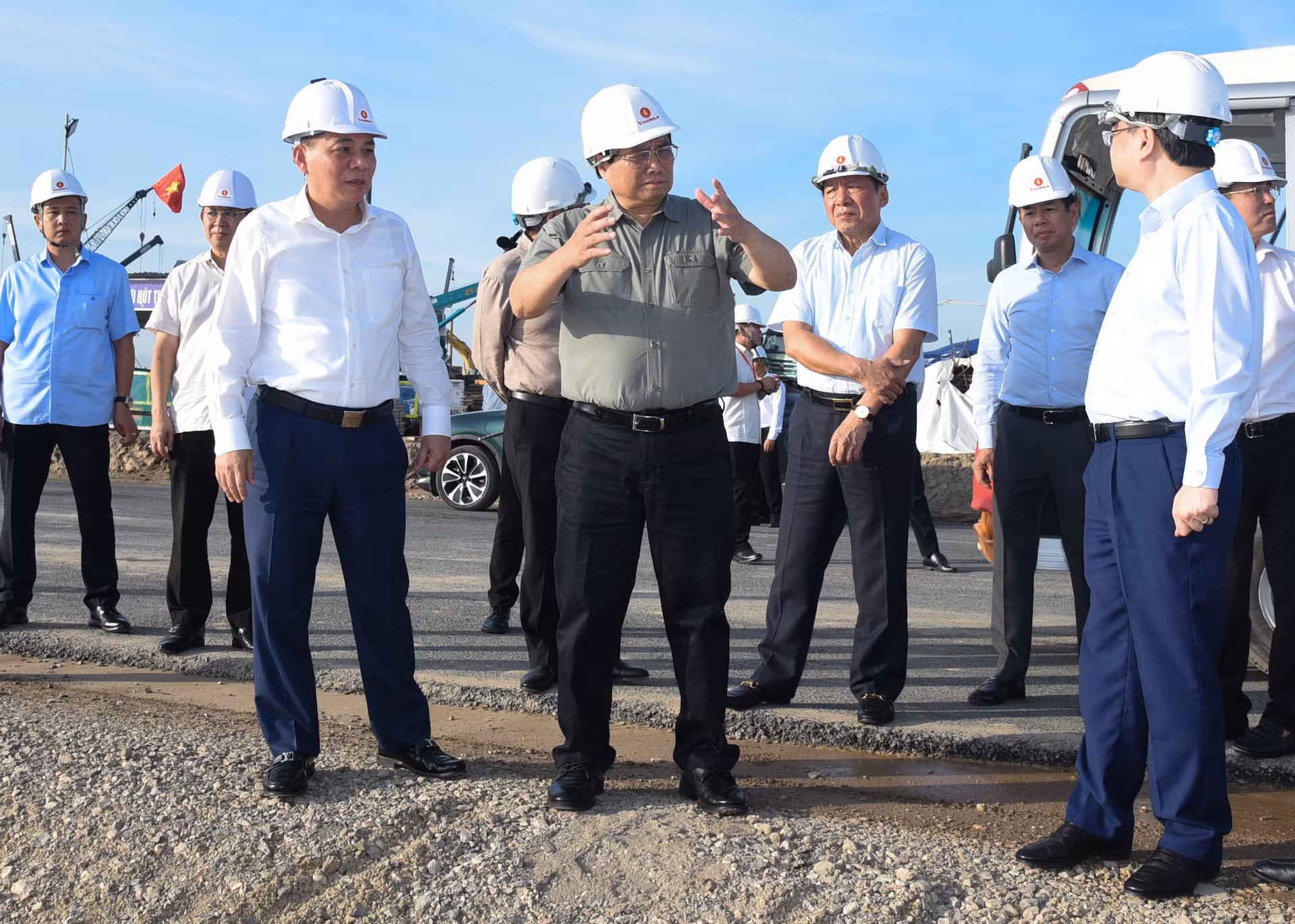 Thủ tướng trao đổi với các đơn vị liên quan khi đi kiểm tra dự án Trung tâm Hội chợ Triển lãm quốc gia. Thủ tướng trao đổi với các đơn vị liên quan khi đi kiểm tra dự án Trung tâm Hội chợ Triển lãm quốc gia.