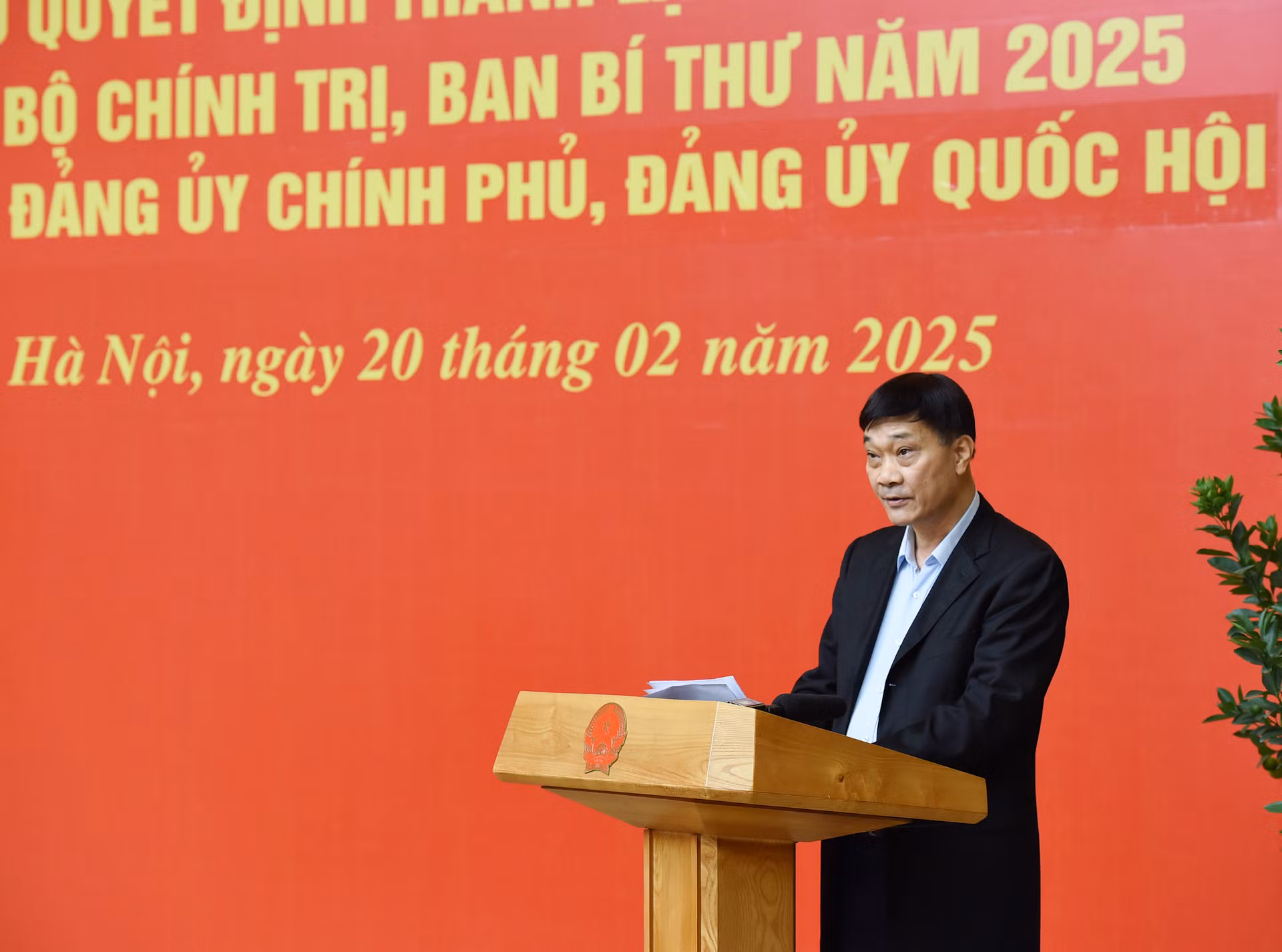 Phó Chủ tịch Quốc hội Vũ Hồng Thanh phát biểu. Phó Chủ tịch Quốc hội Vũ Hồng Thanh phát biểu.