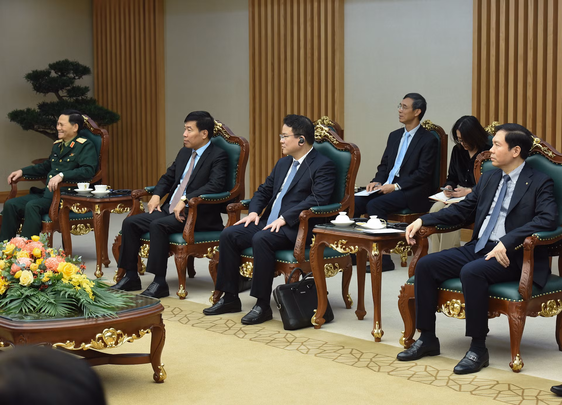 Đại diện lãnh đạo các bộ, ban, ngành của Chính phủ Việt Nam tham dự buổi tiếp. Đại diện lãnh đạo các bộ, ban, ngành của Chính phủ Việt Nam tham dự buổi tiếp.