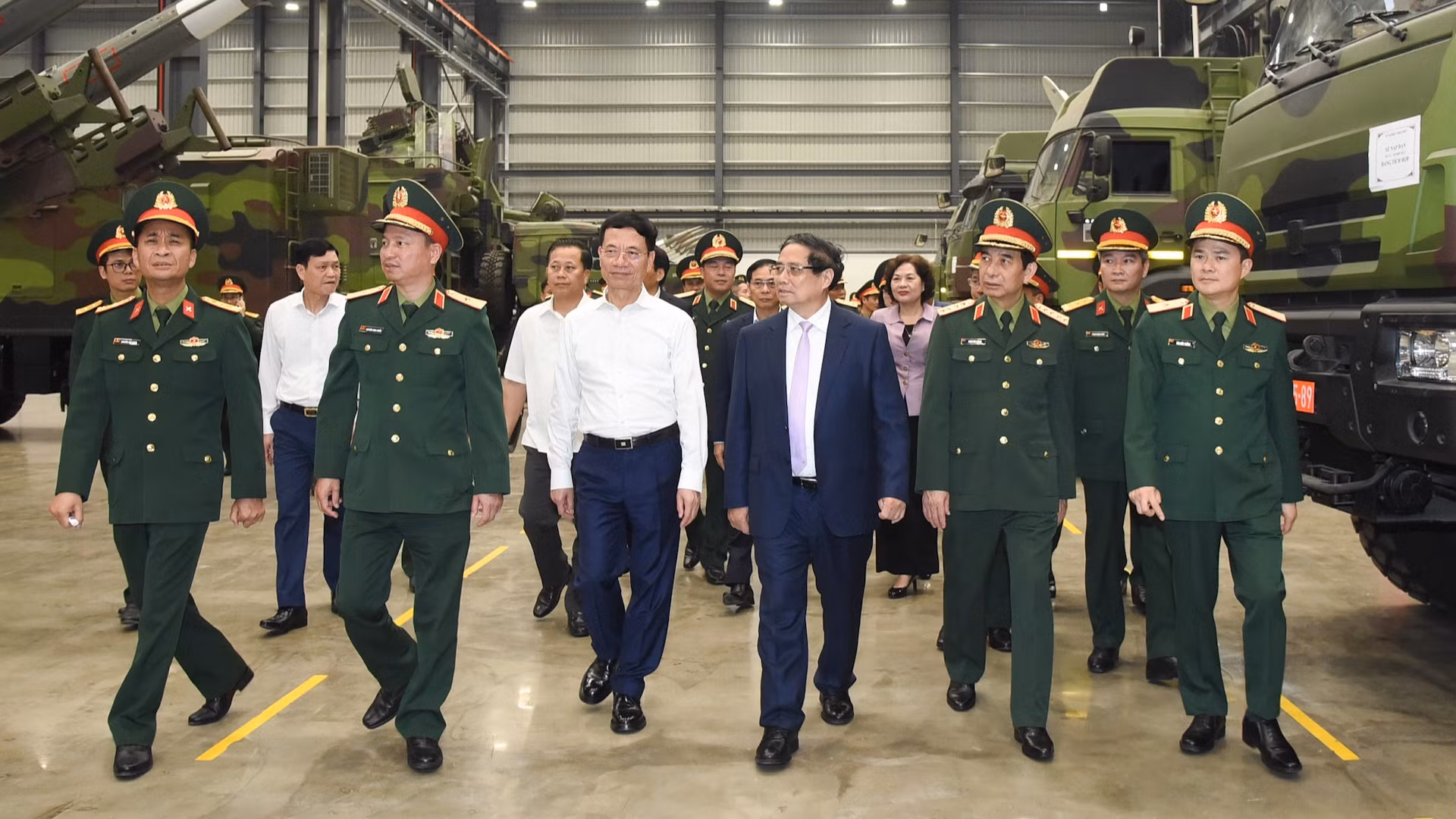 Thủ tướng tham quan trưng bày sản phẩm công nghiệp công nghệ cao của Viettel. 